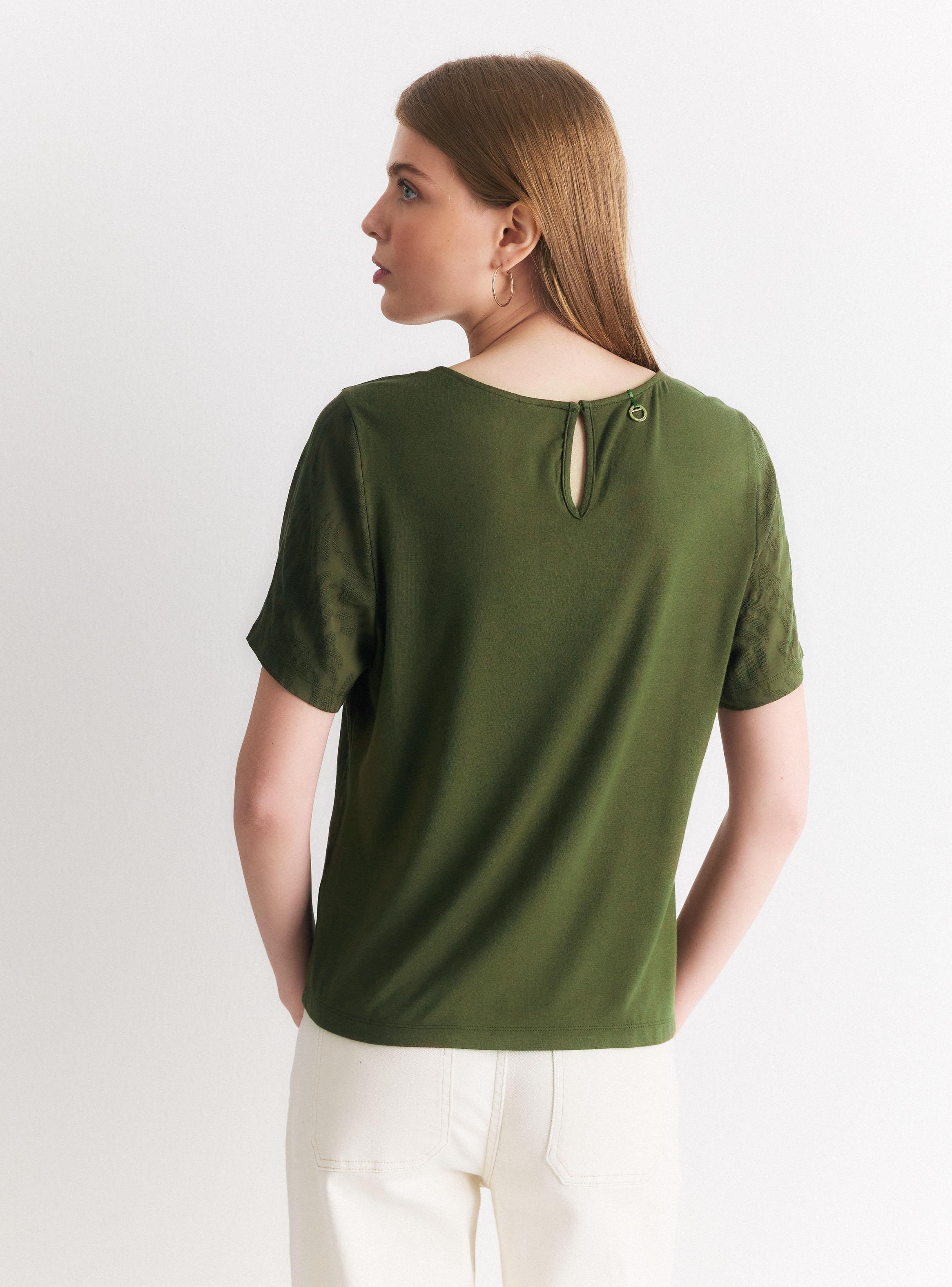 Polera Texturizada con Mezcla de Telas y Botón Trasero-1