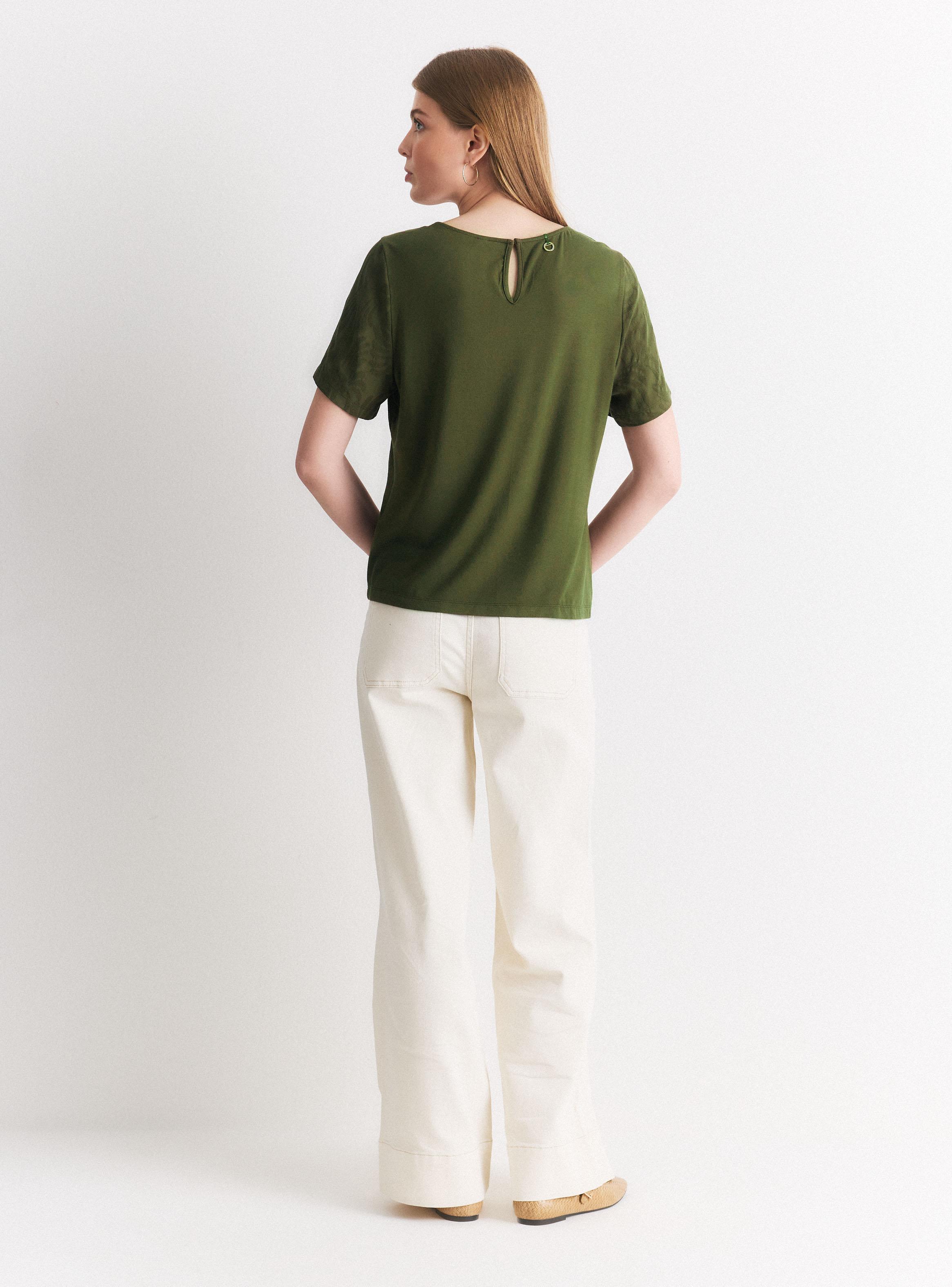 Polera Texturizada con Mezcla de Telas y Botón Trasero-5