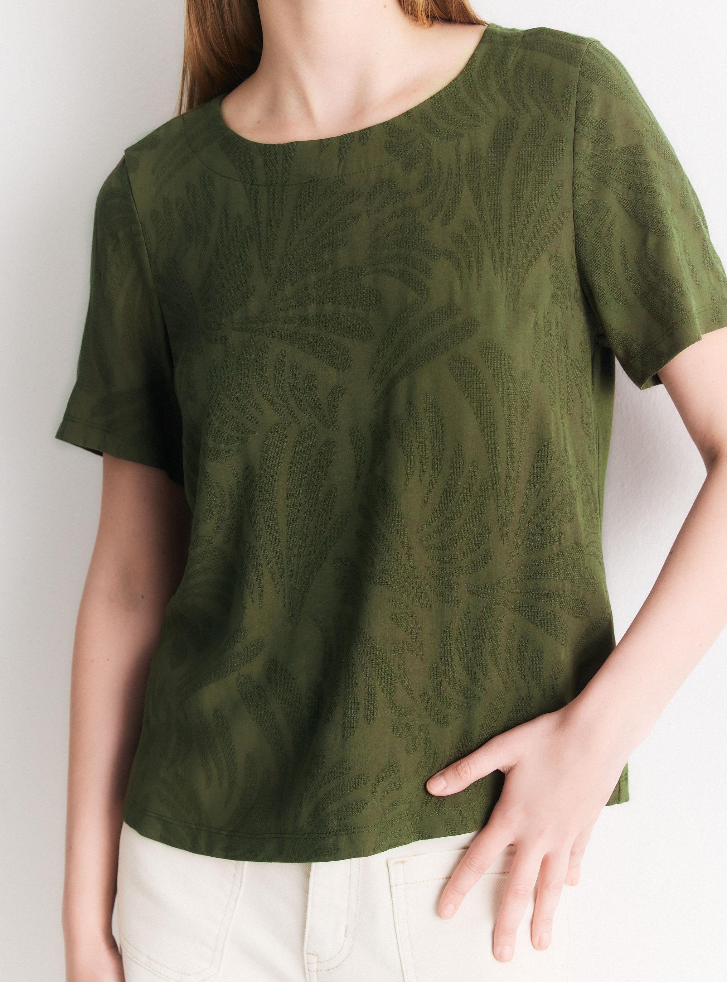 Polera Texturizada con Mezcla de Telas y Botón Trasero-3