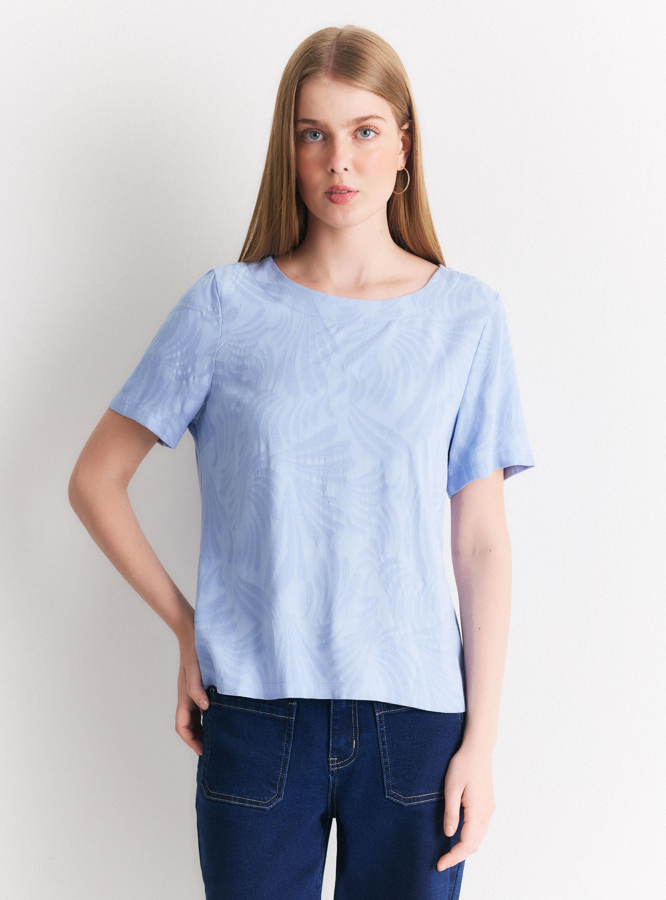 Polera Texturizada con Mezcla de Telas y Botón Trasero-0