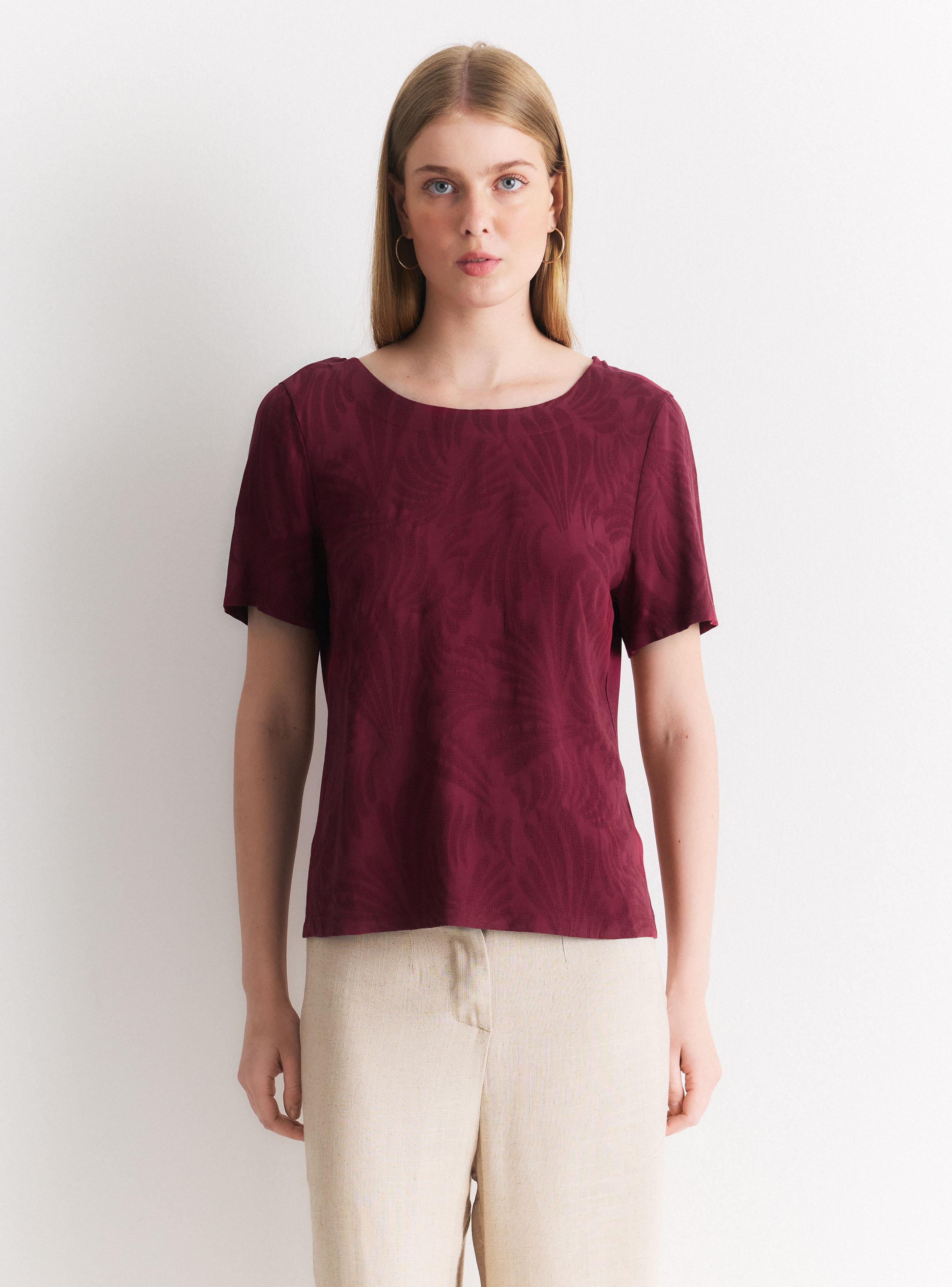 Polera Texturizada con Mezcla de Telas y Botón Trasero-0