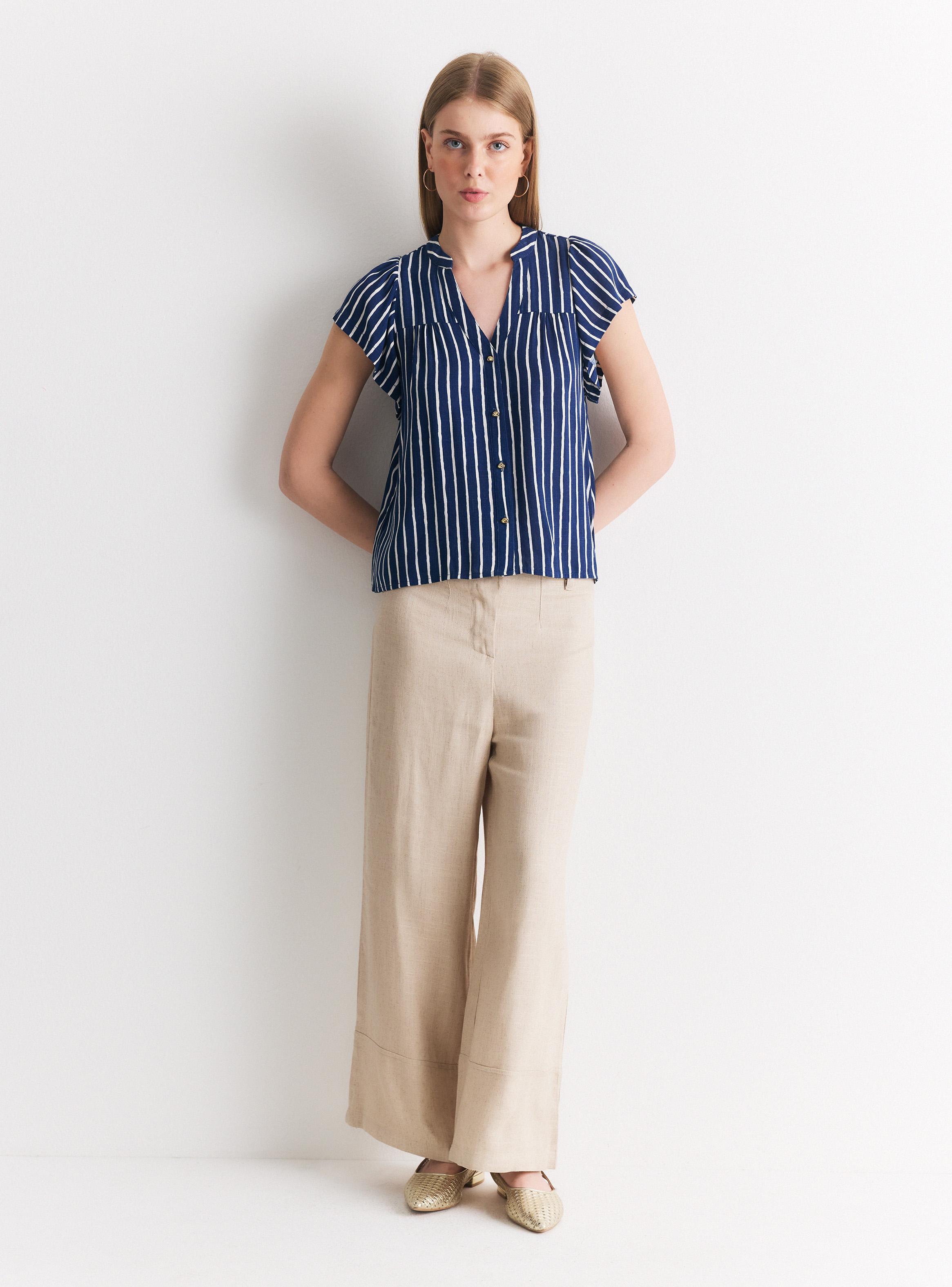 Blusa Rayas Verticales Cuello V con Botón y Volantes-4