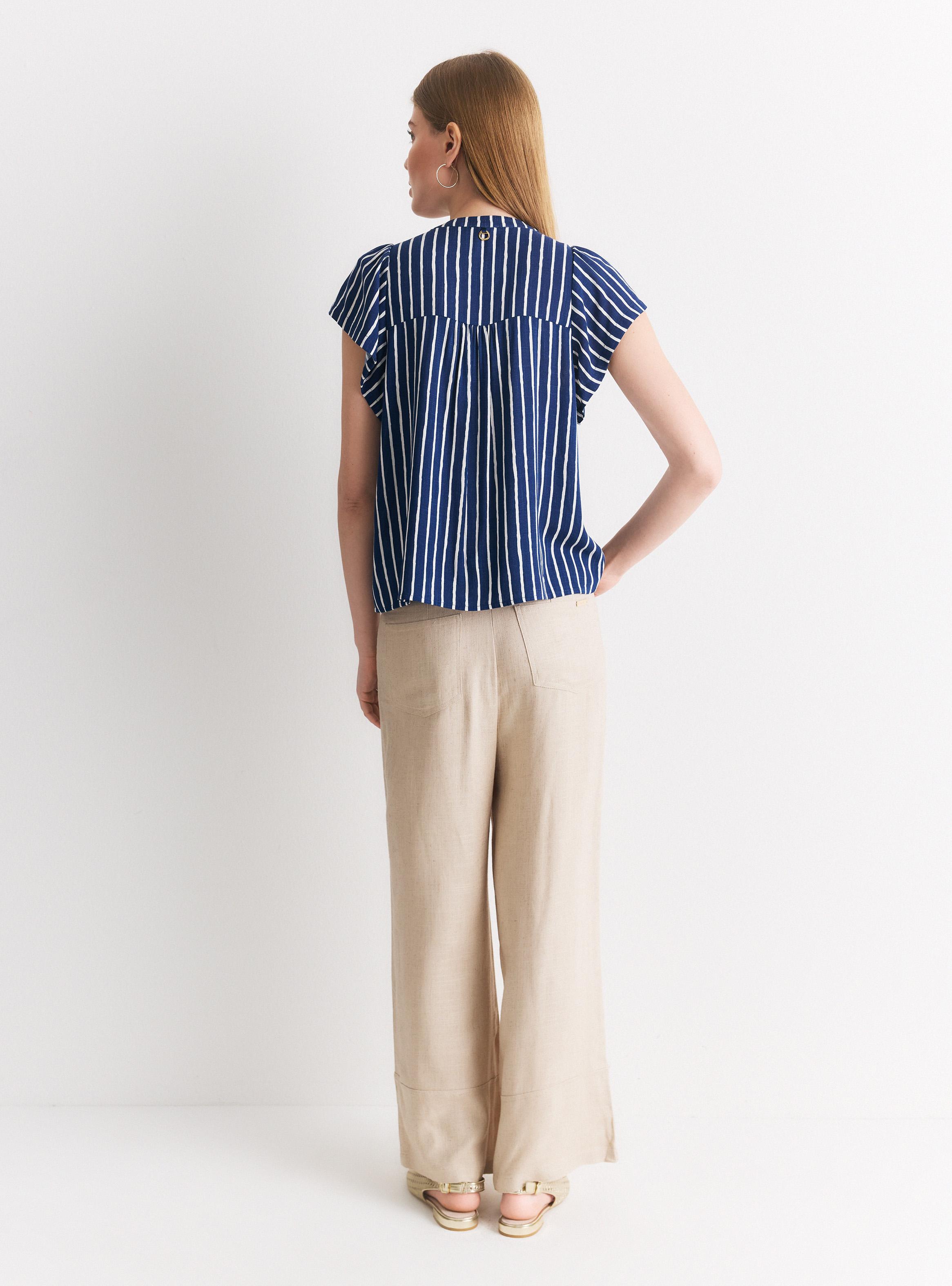 Blusa Rayas Verticales Cuello V con Botón y Volantes-5