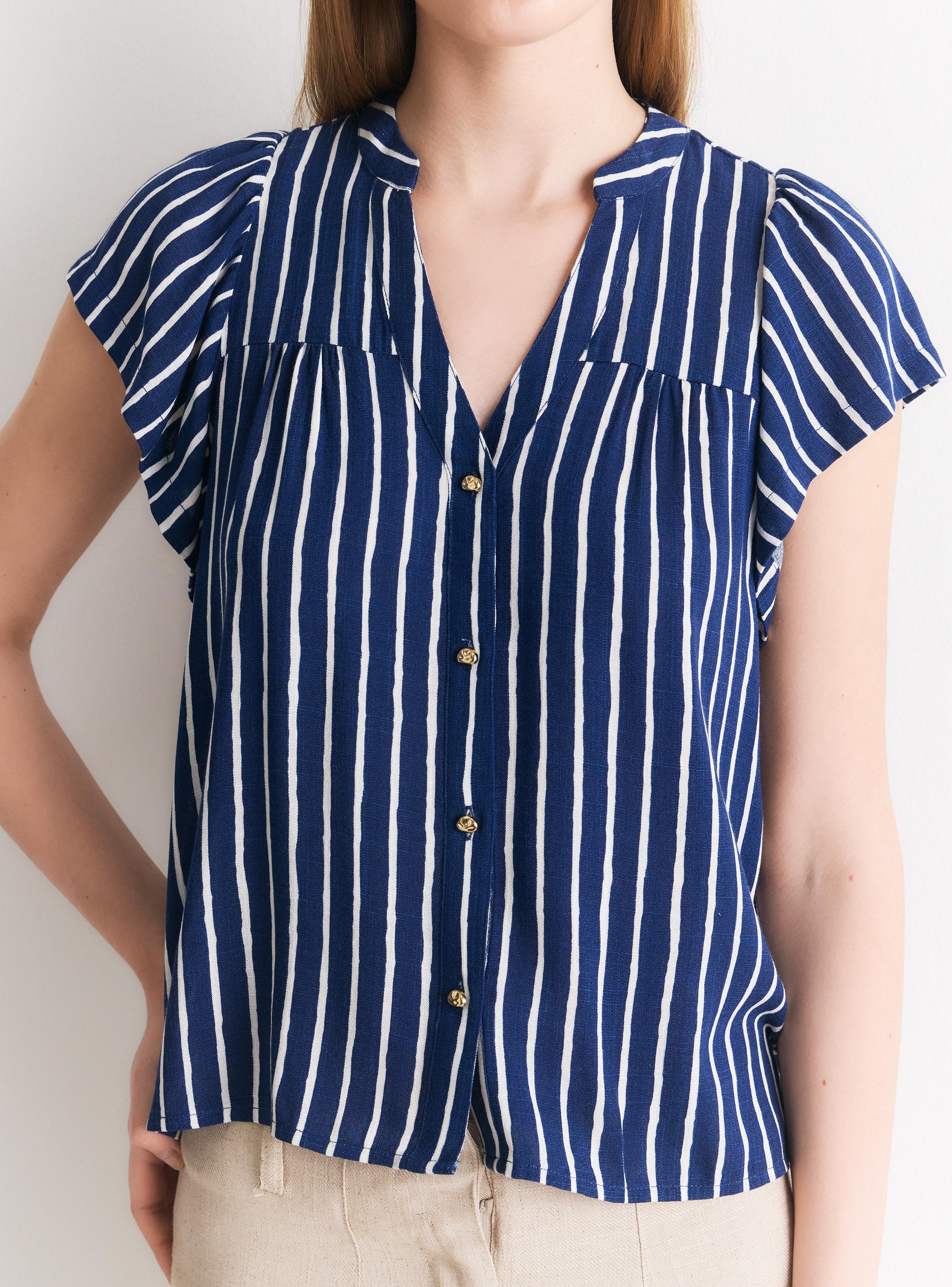 Blusa Rayas Verticales Cuello V con Botón y Volantes-3