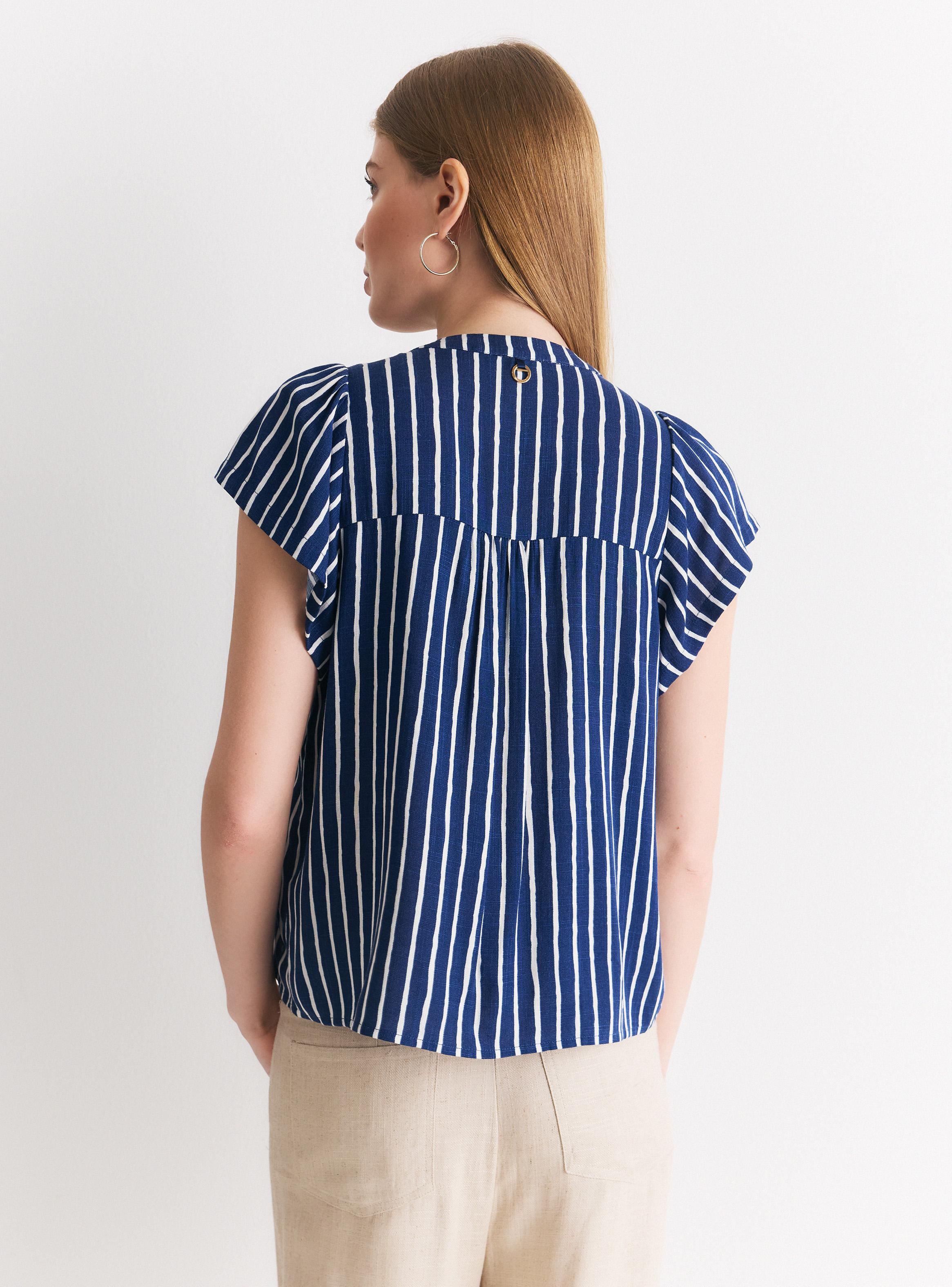 Blusa Rayas Verticales Cuello V con Botón y Volantes-1
