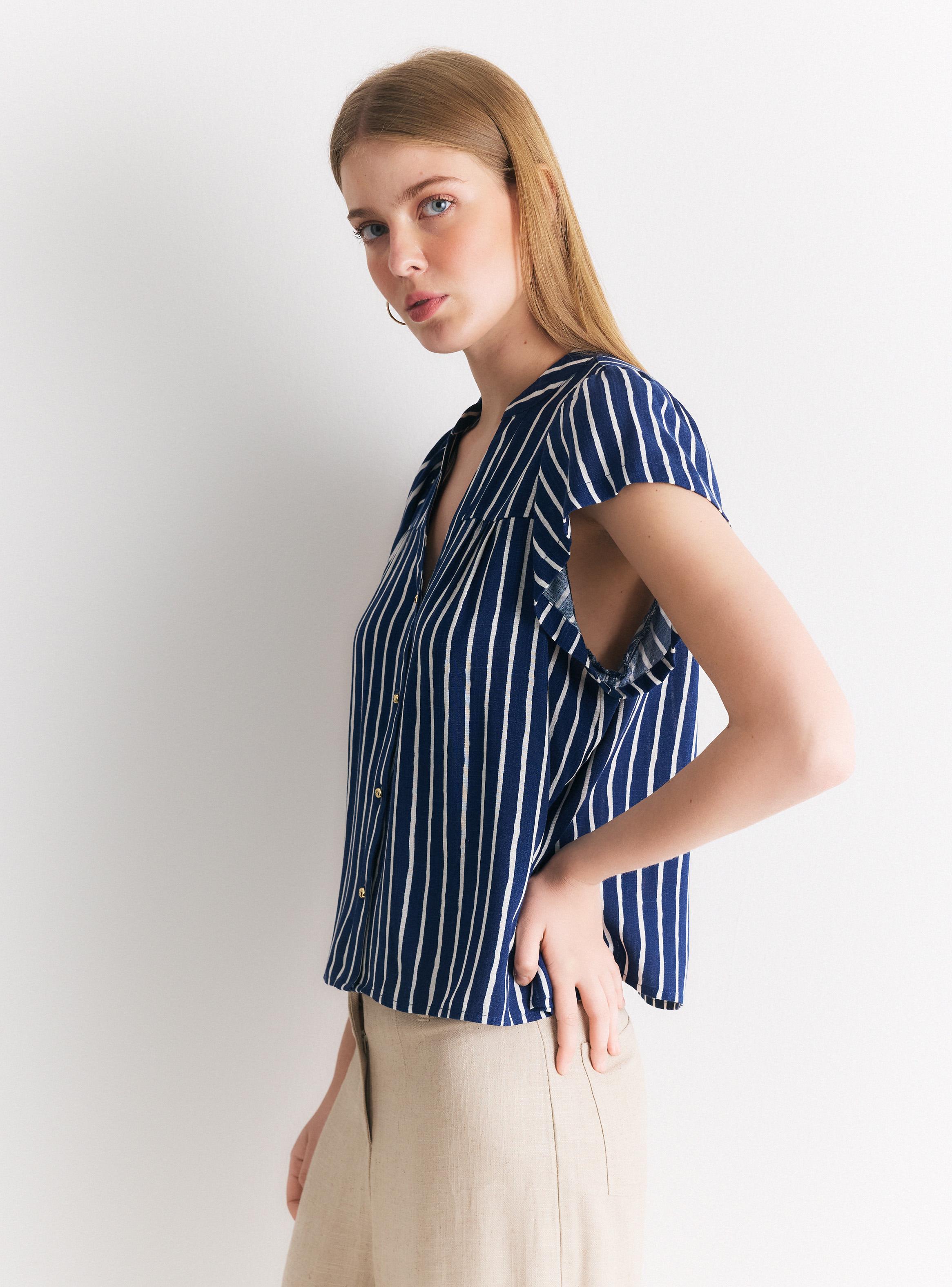 Blusa Rayas Verticales Cuello V con Botón y Volantes-0