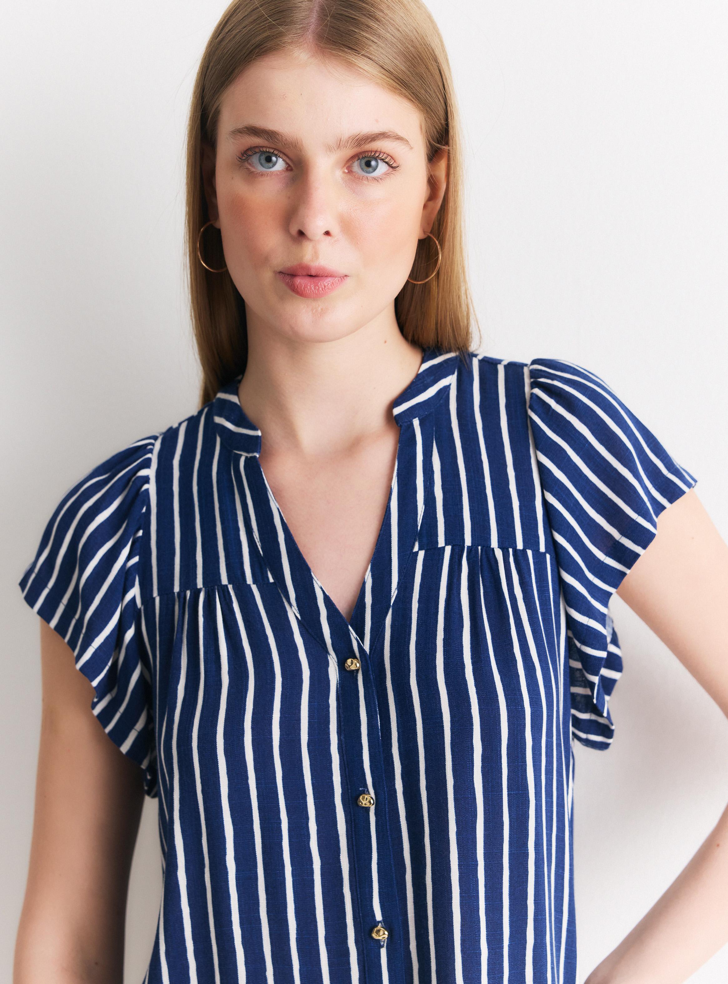 Blusa Rayas Verticales Cuello V con Botón y Volantes-2