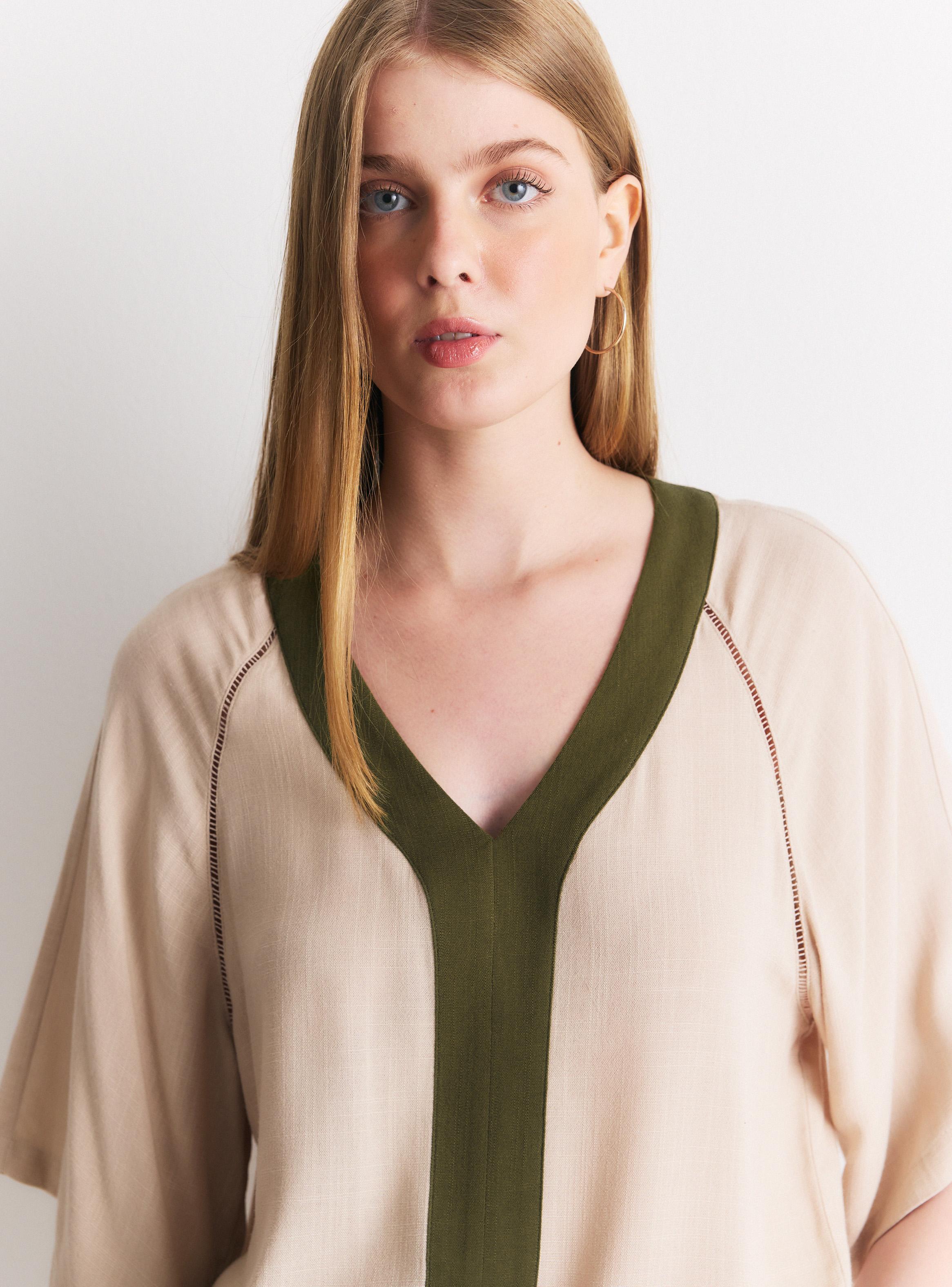 Blusa Estampado Tropical Cuello V Contrastado-2
