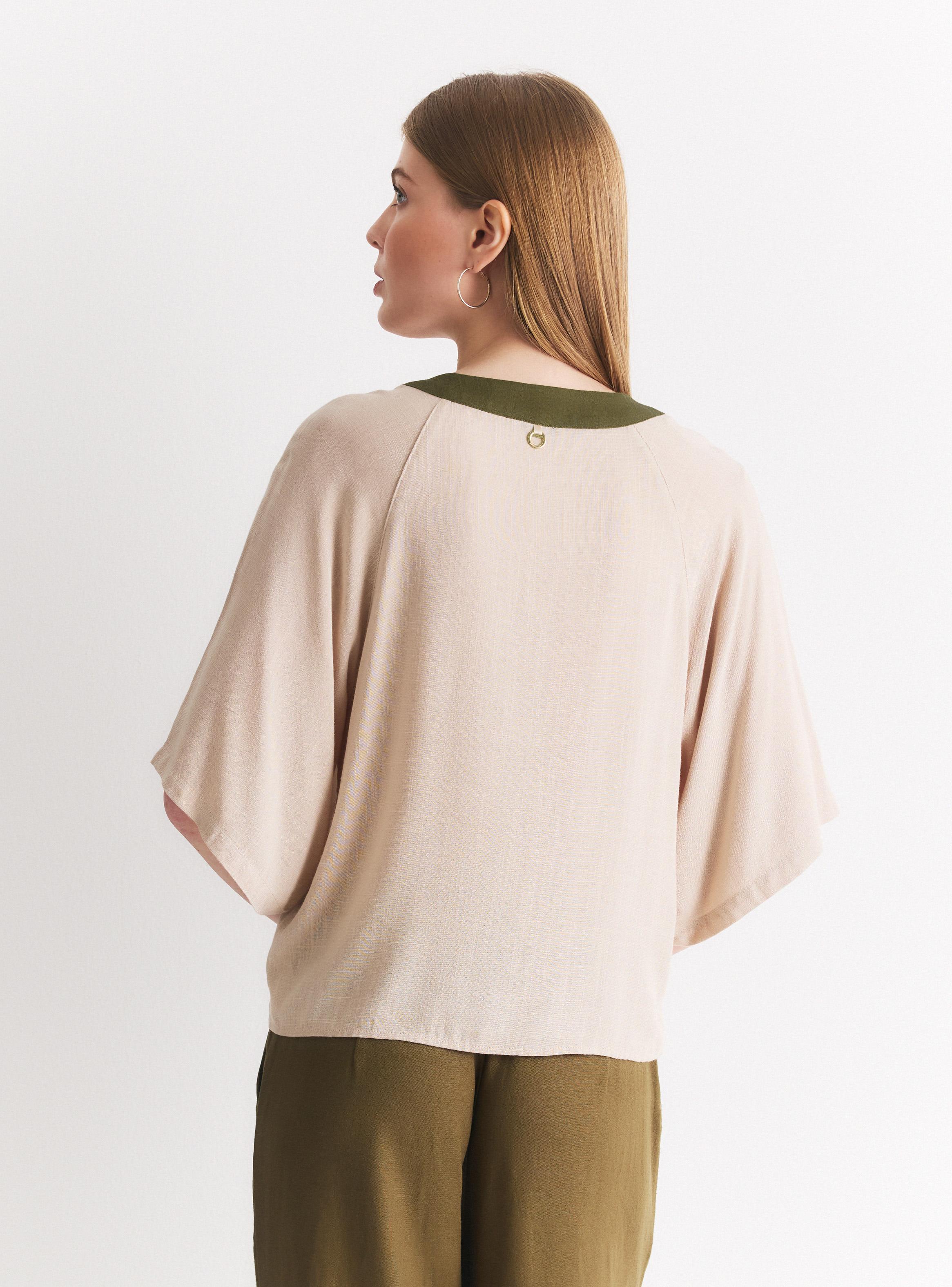 Blusa Estampado Tropical Cuello V Contrastado-1