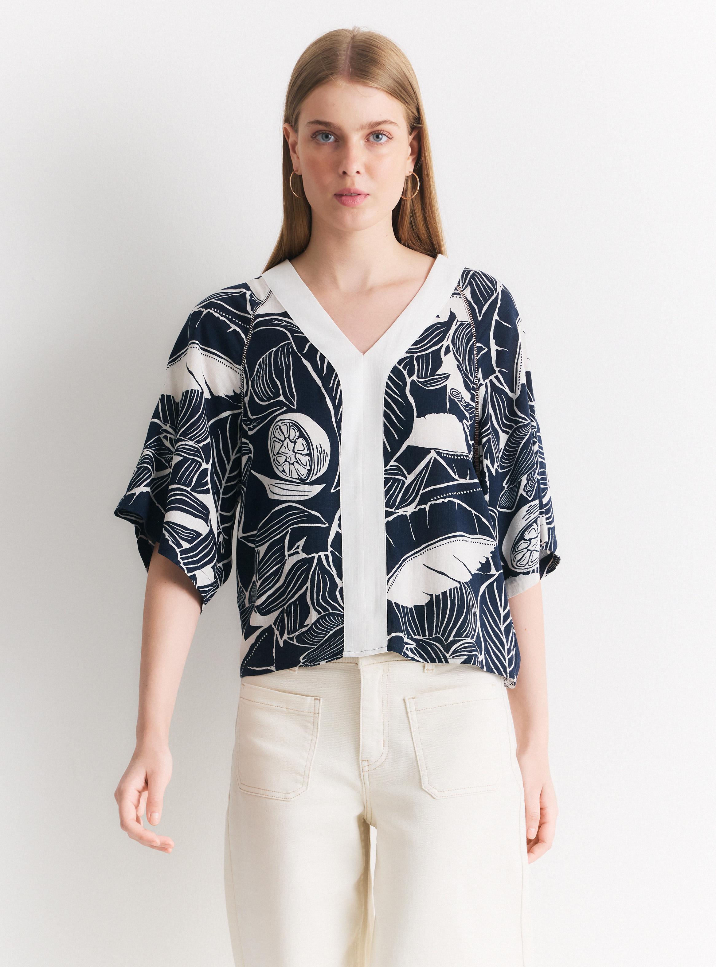 Blusa Estampado Tropical Cuello V Contrastado-0