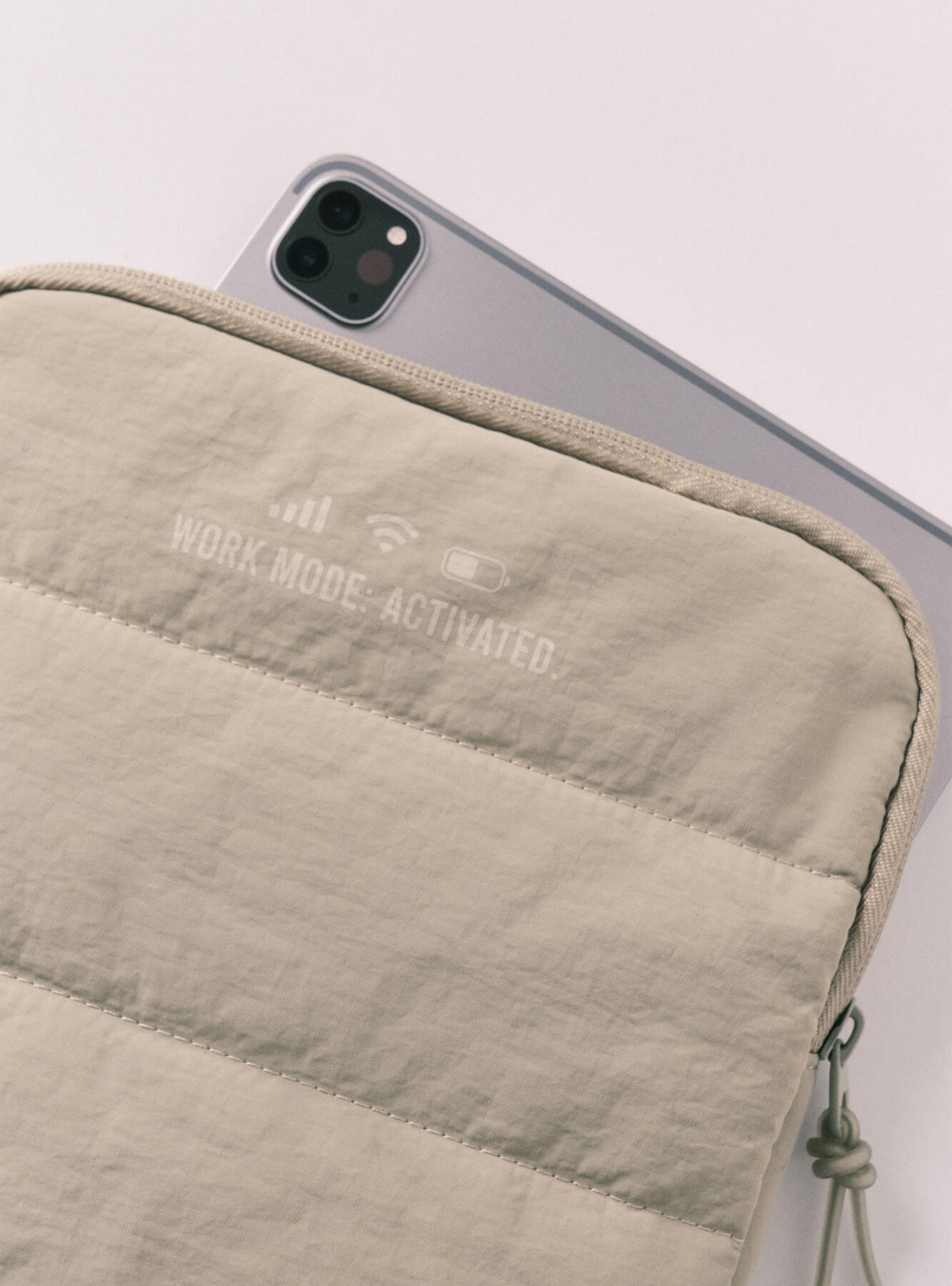 Funda Tablet Acolchada Verde Logo-3
