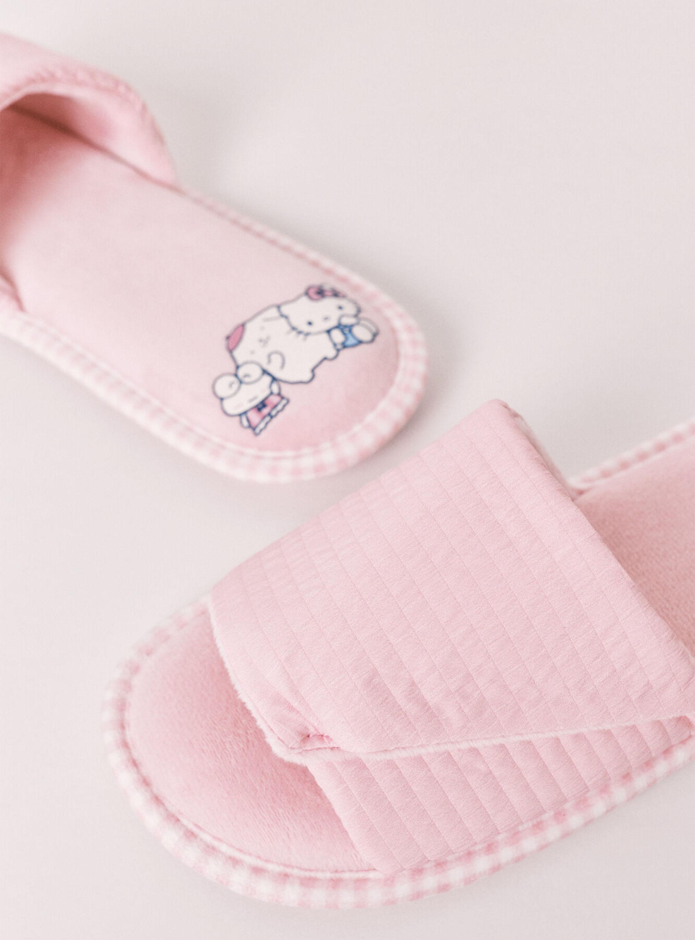 Pantuflas Casa Rosa Hello Kitty-3