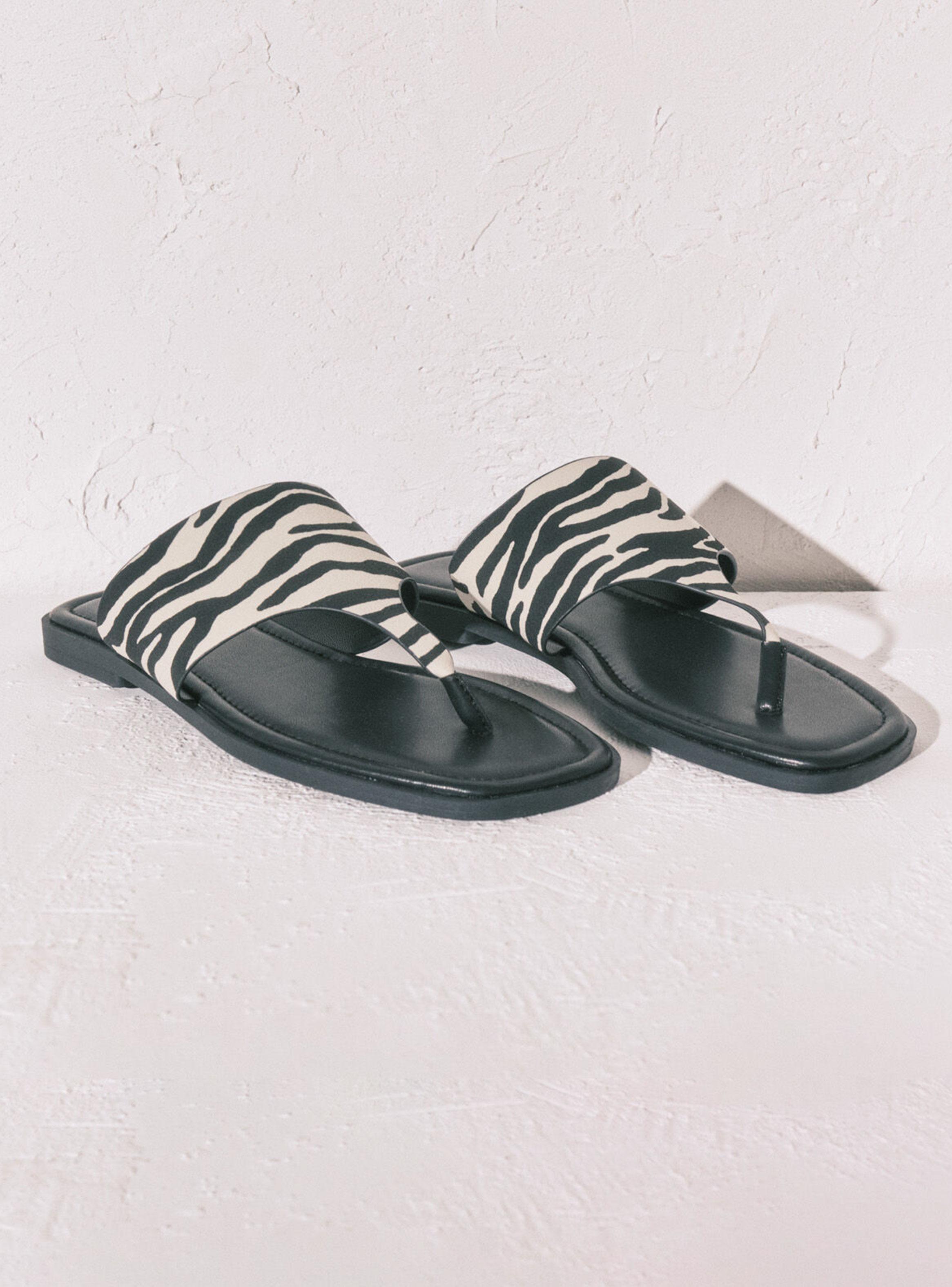 Sandalia Plana Dedo Estampado Cebra-1