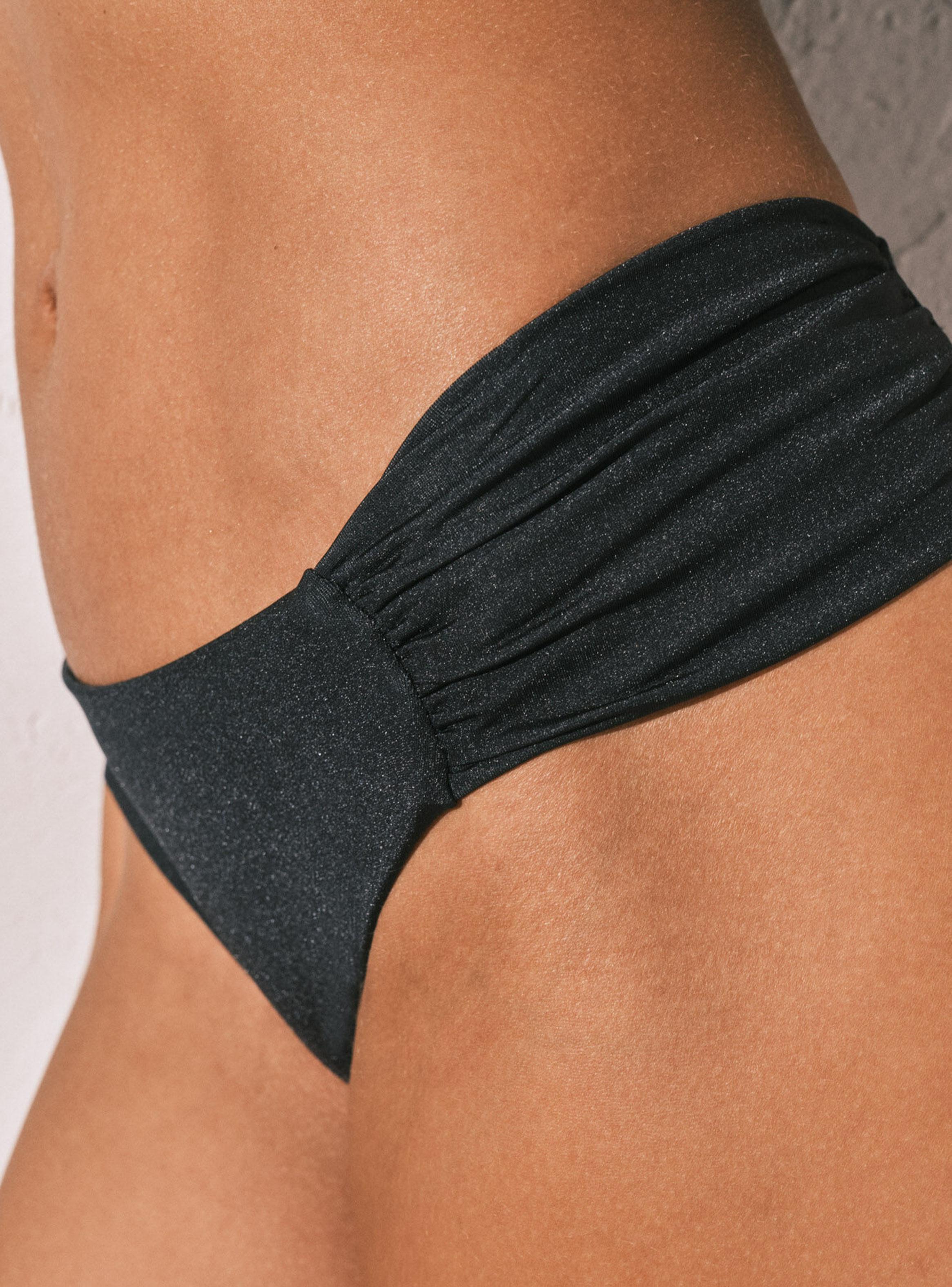 Calzón Bikini Clásico Frunce Negra-3