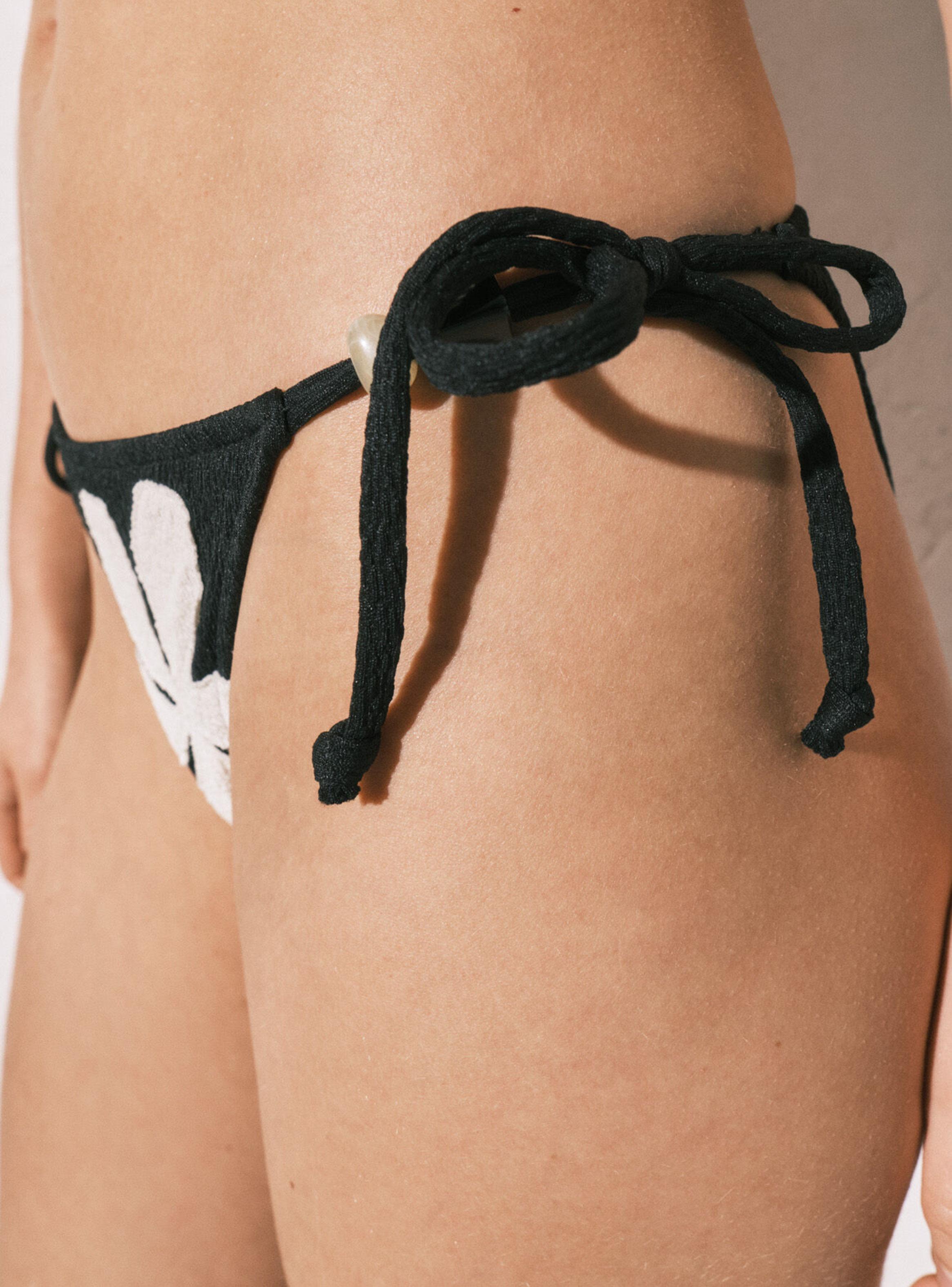 Calzón Bikini Tiras Estampado Flor Negro-2