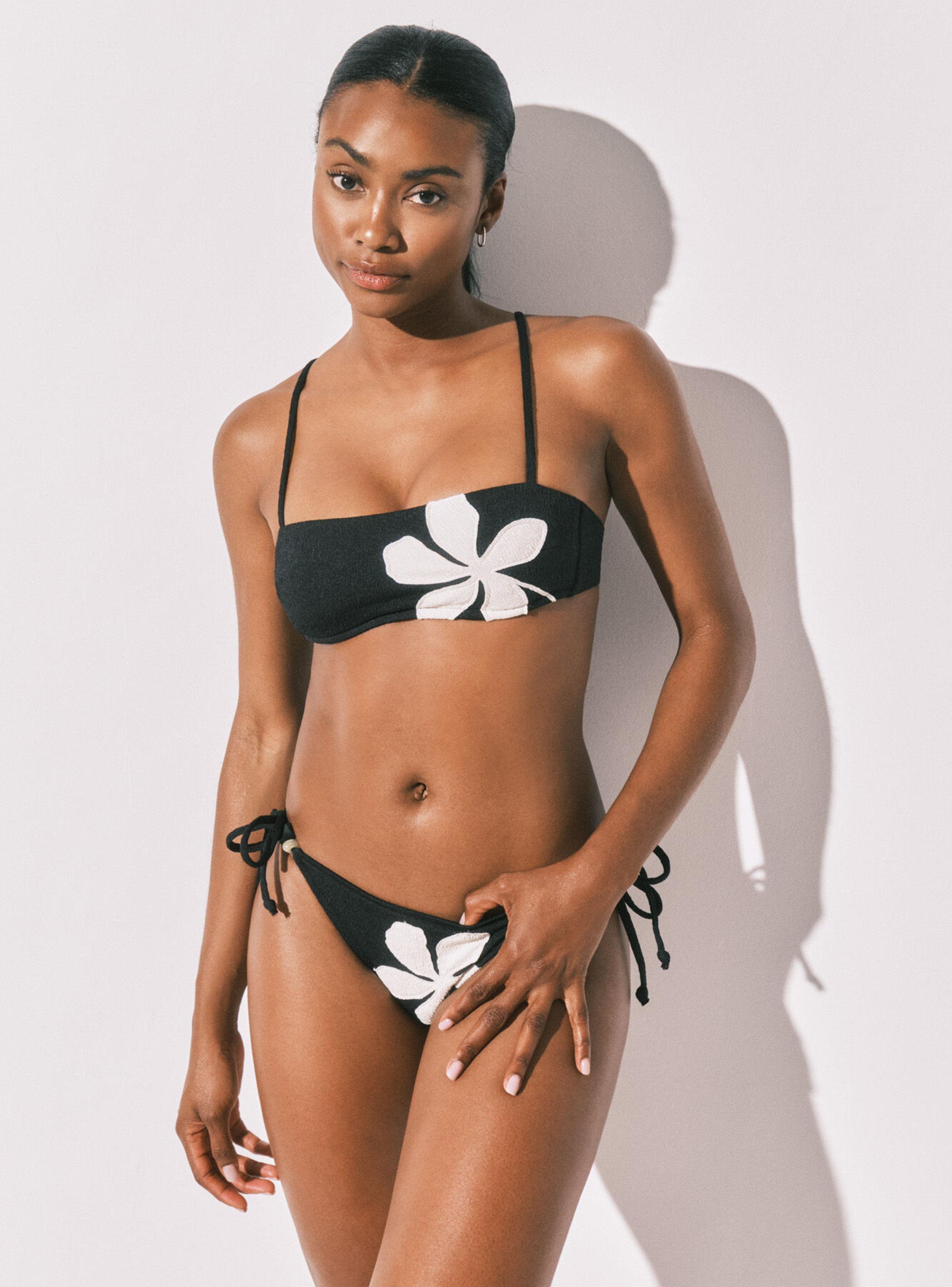 Top de Bikini Bandeau con Estampado de Flor Negro-3