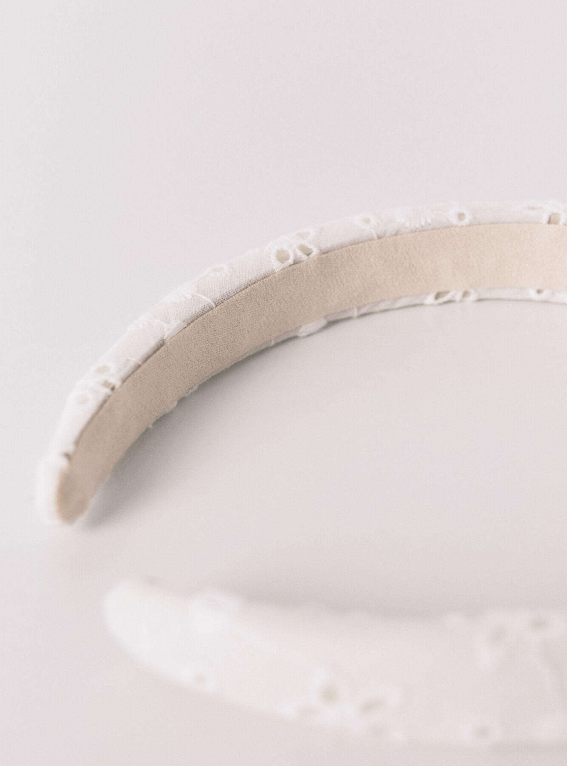 Diadema Pelo Bordado Suizo Blanco-2