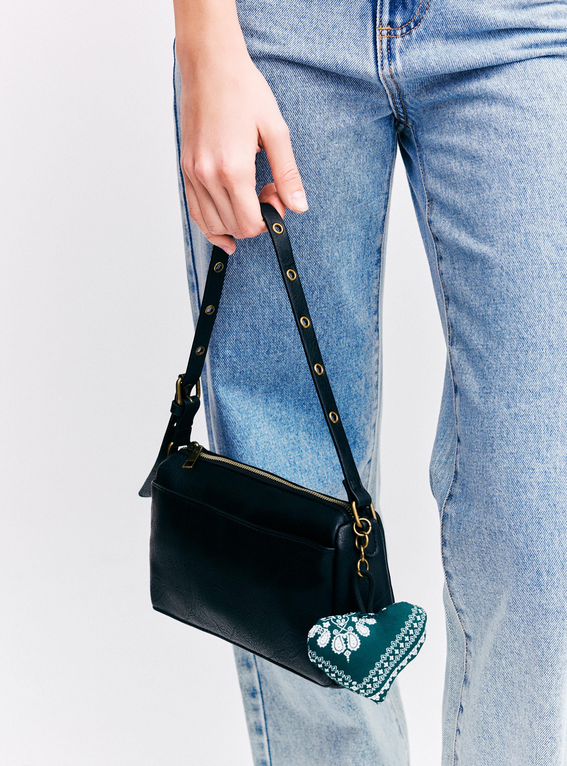 Cartera de Hombro con Colgante Corazón-6