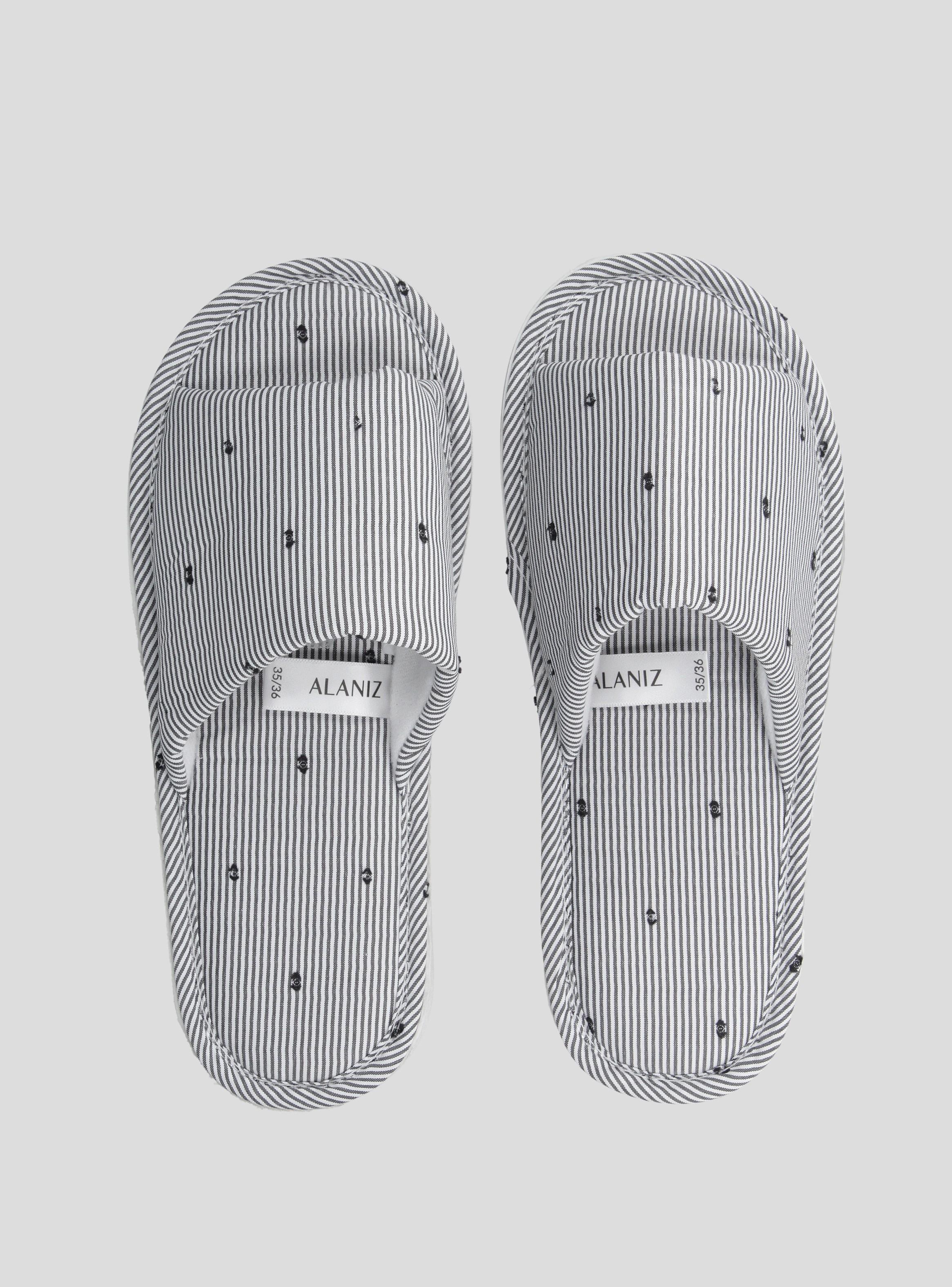 Pantufla Rayada con Detalle Bordado-0