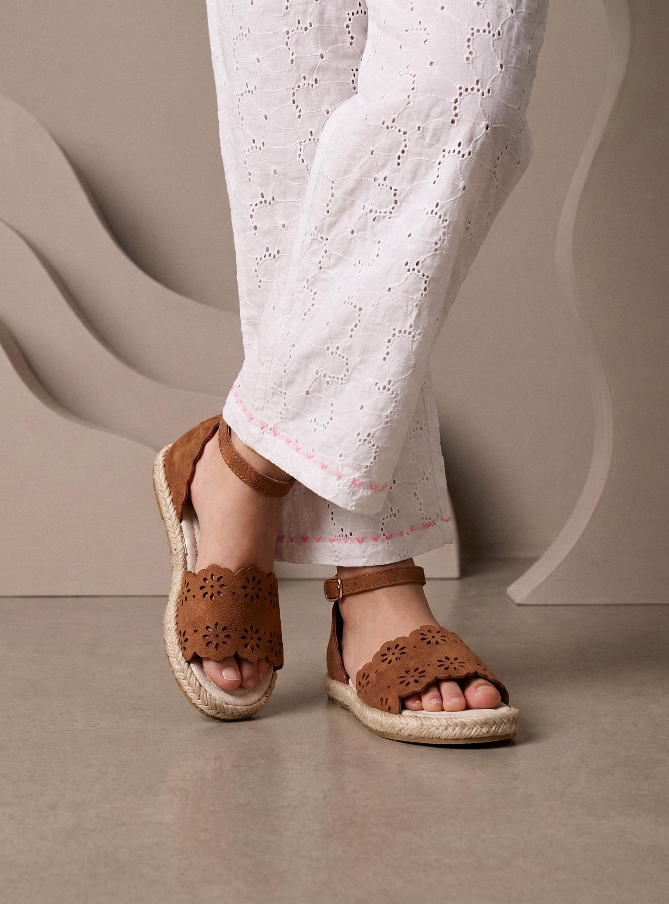 Sandalia Cut-Outs Florales Niña-0