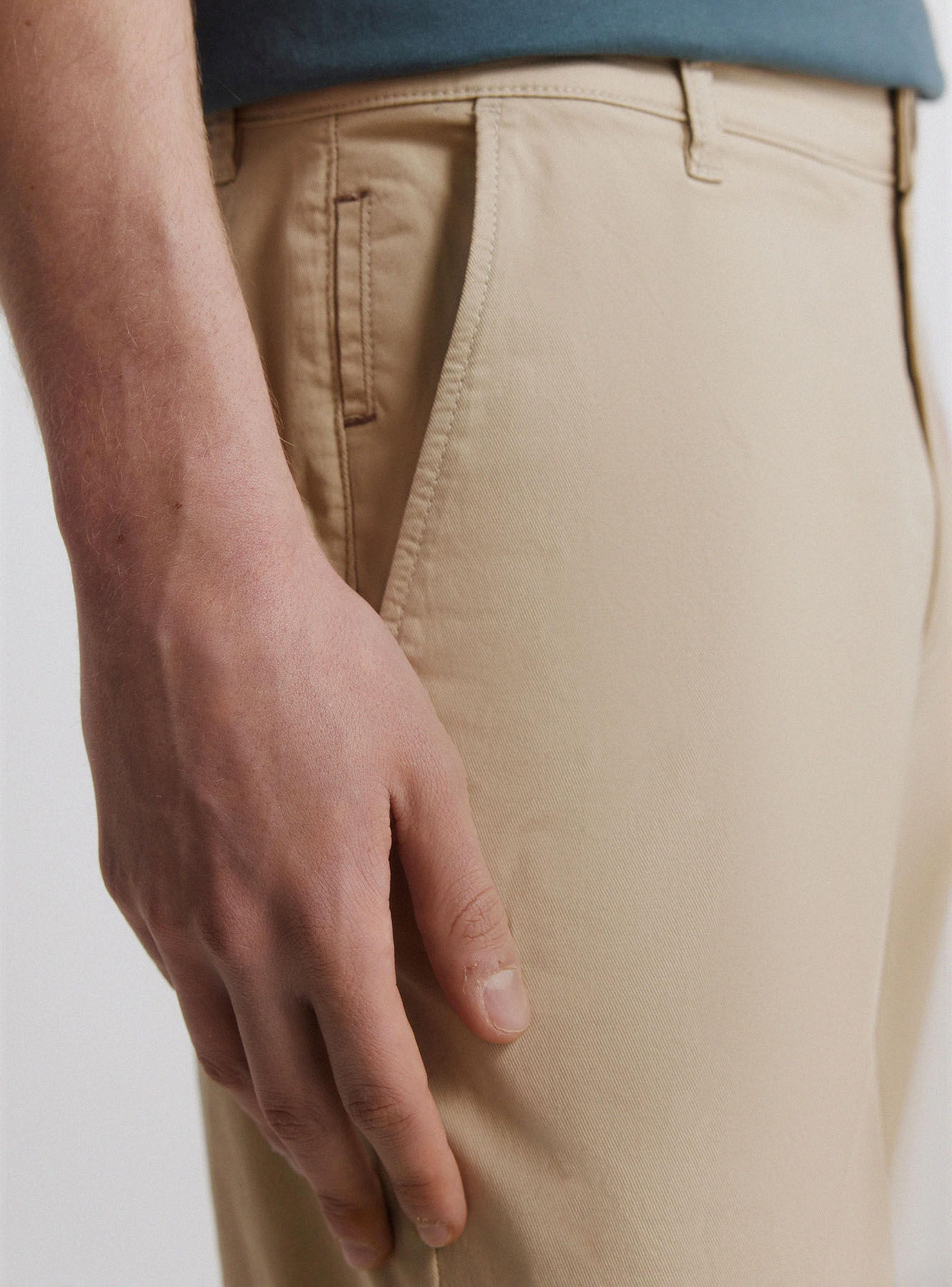 Pantalón Chino Ligero Comfort Slim Fit-3