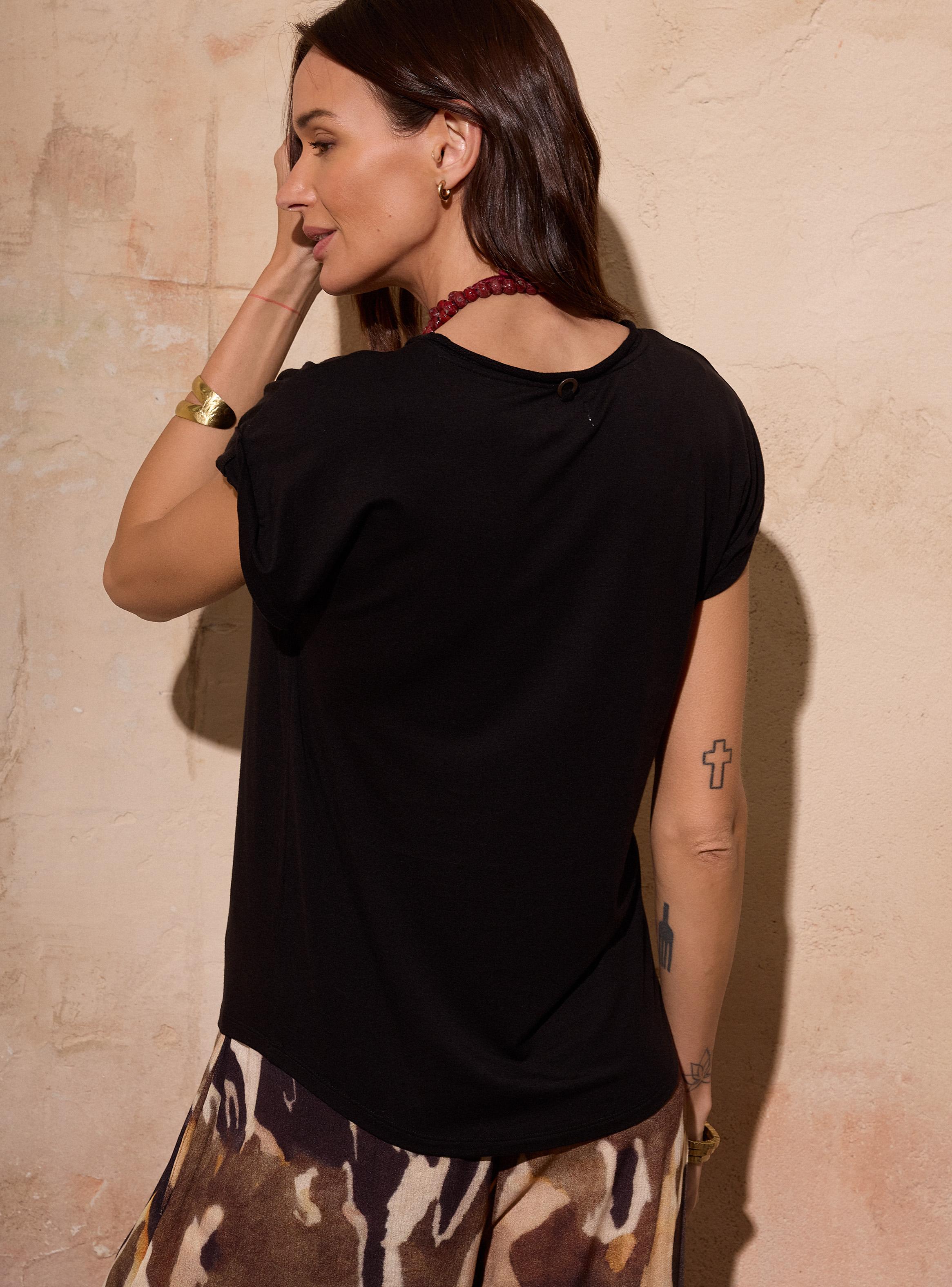 Polera Viscosa Detalle Tejido en Cuello-3