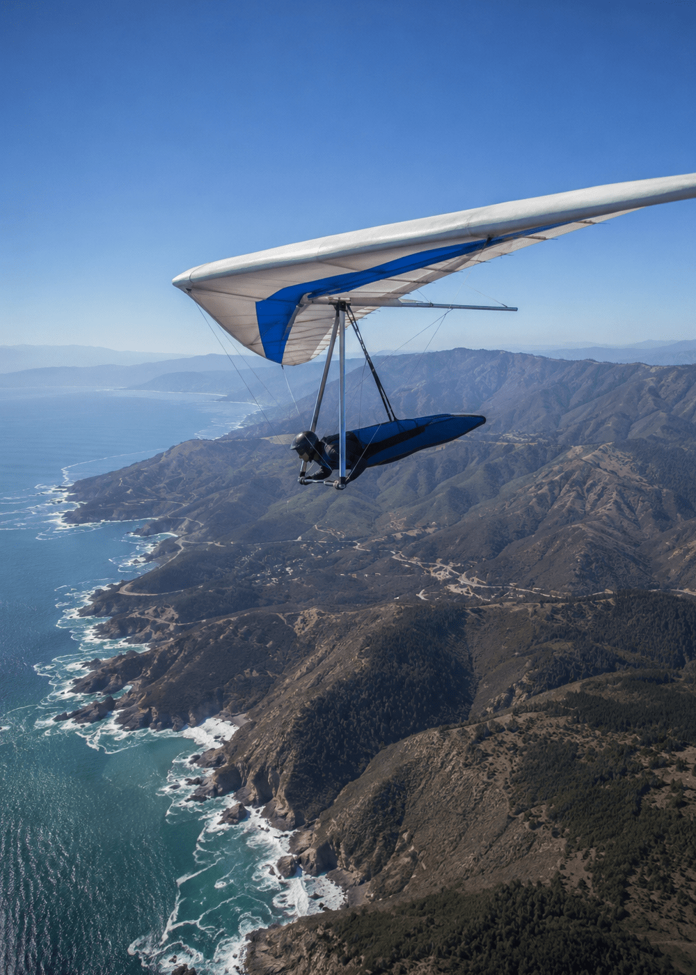 Ala delta sobre la costa-0