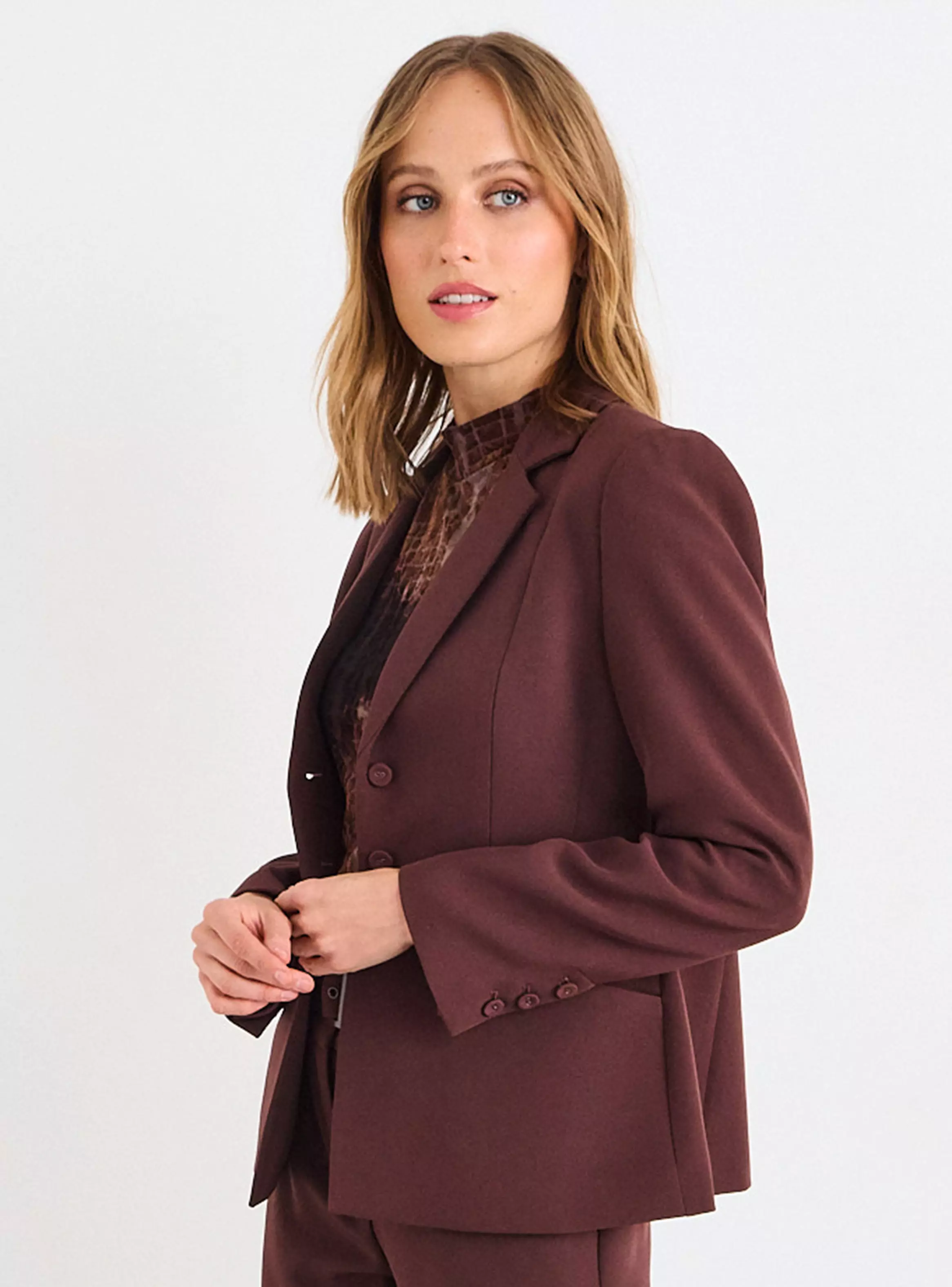 Blazer Liso Cuello V y Botón-2