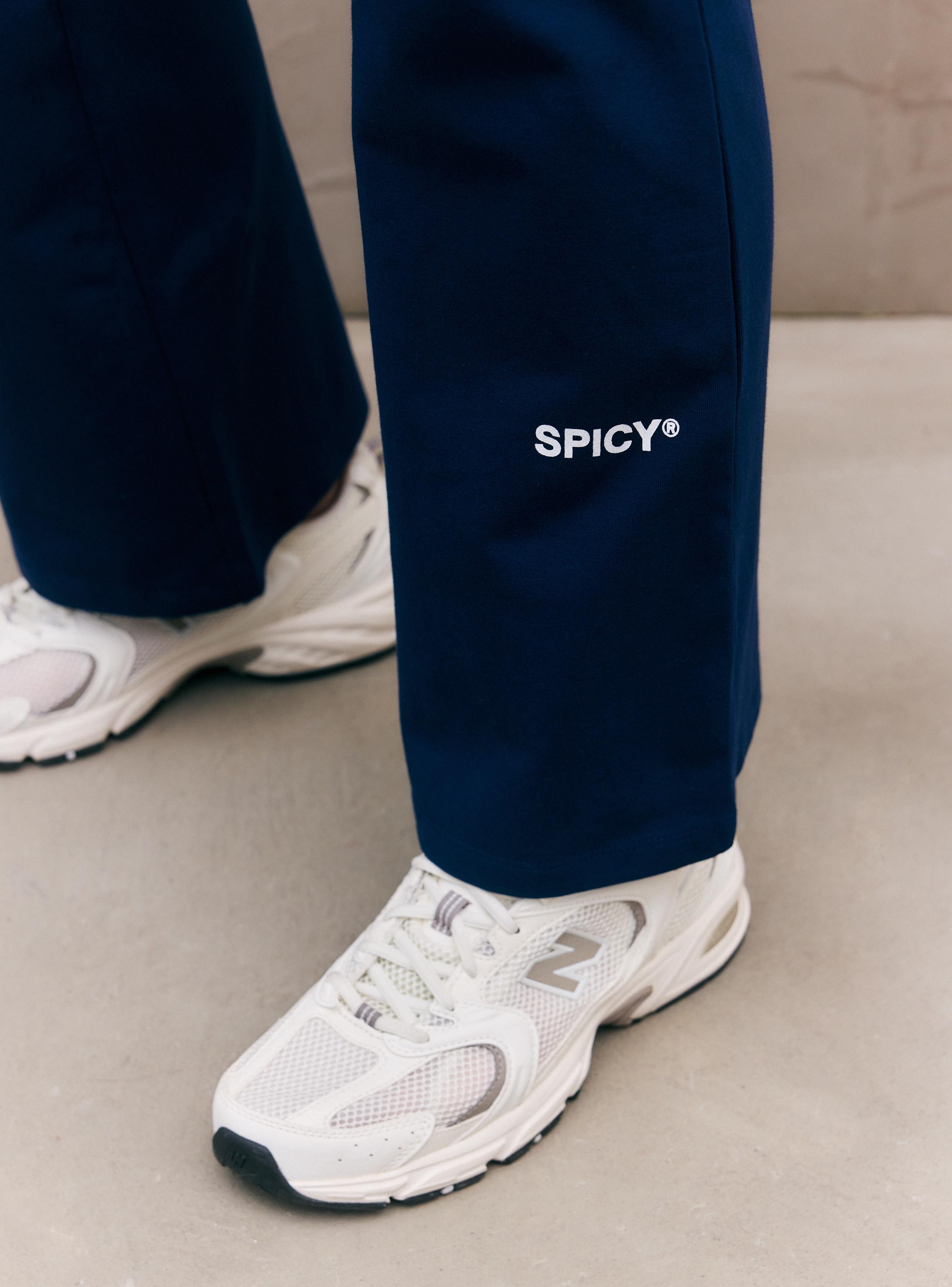 Pantalón Collab Spicy Flare Pretina Elástica Plegable y Logo-3