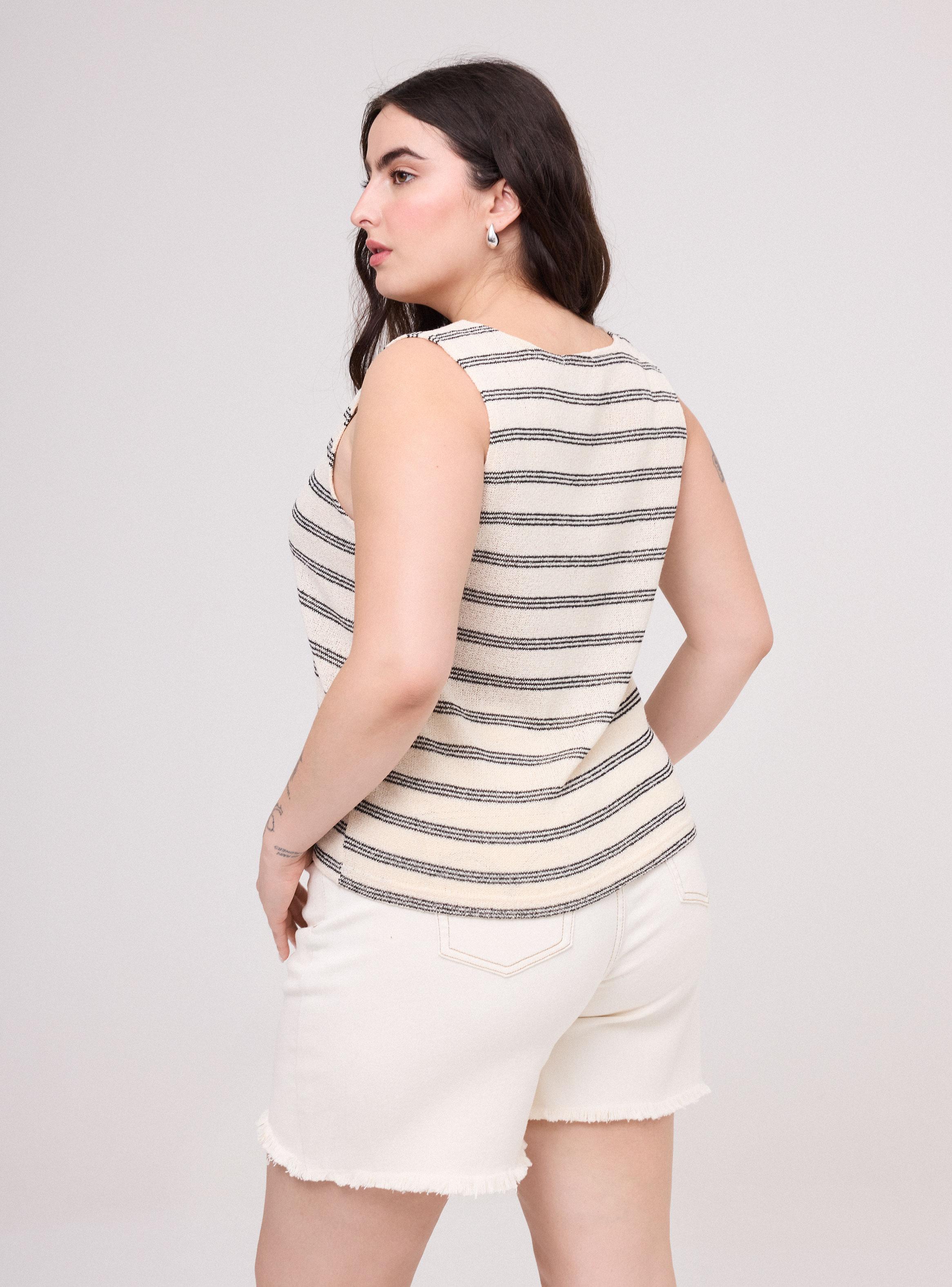 Polera Botones Cuello V sin Manga-1