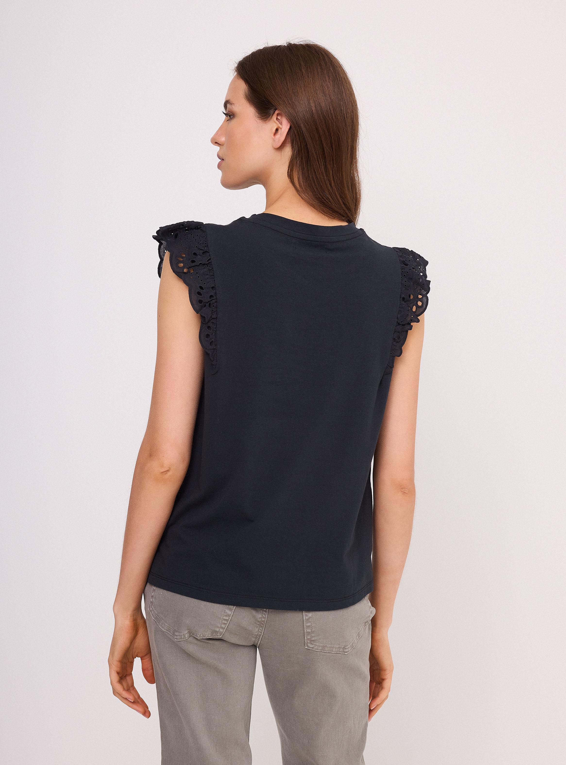 Polera con Detalle de Broderie en Hombro-1