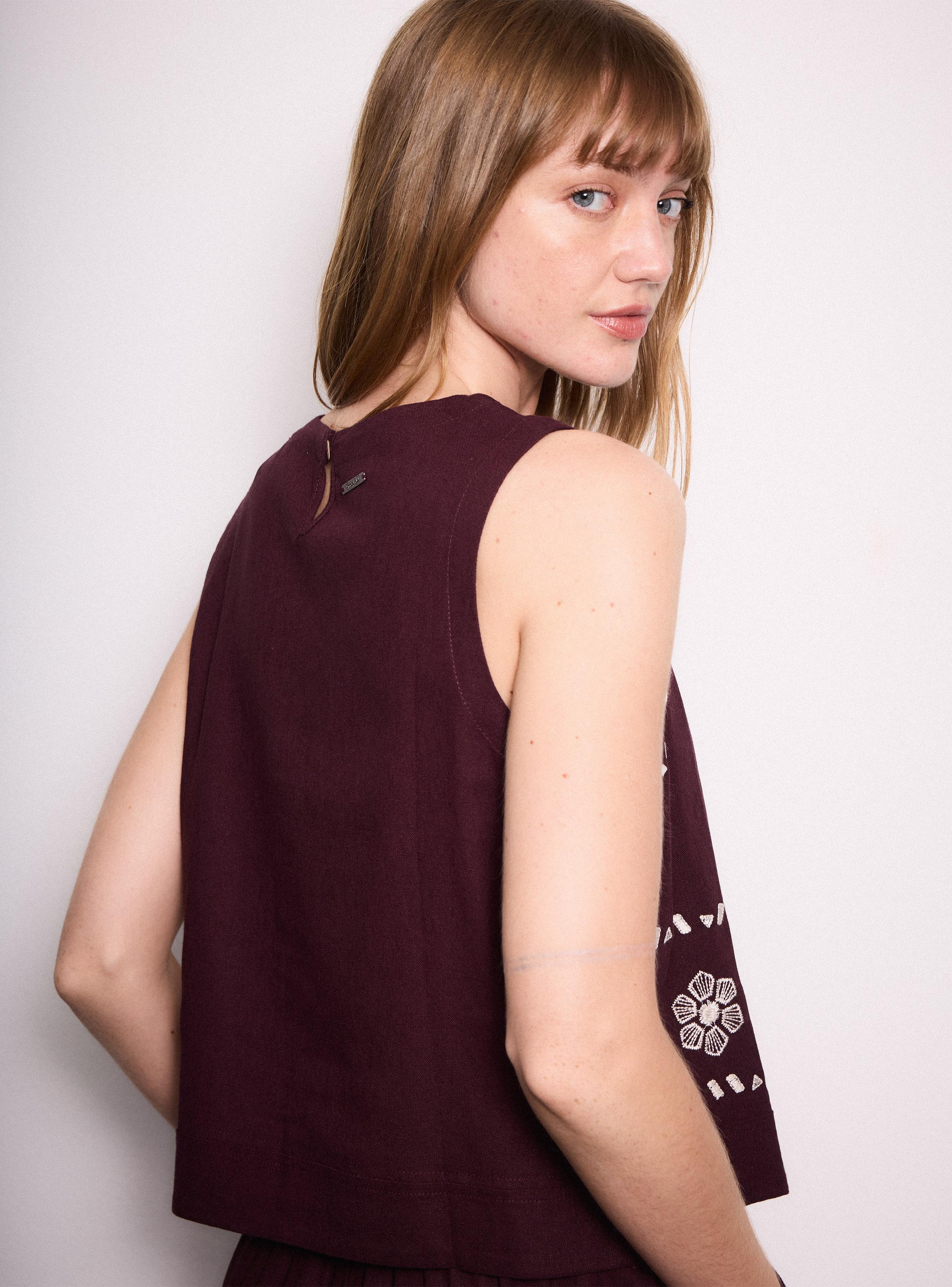 Blusa con Bordado Frontal y Botón en Espalda-3