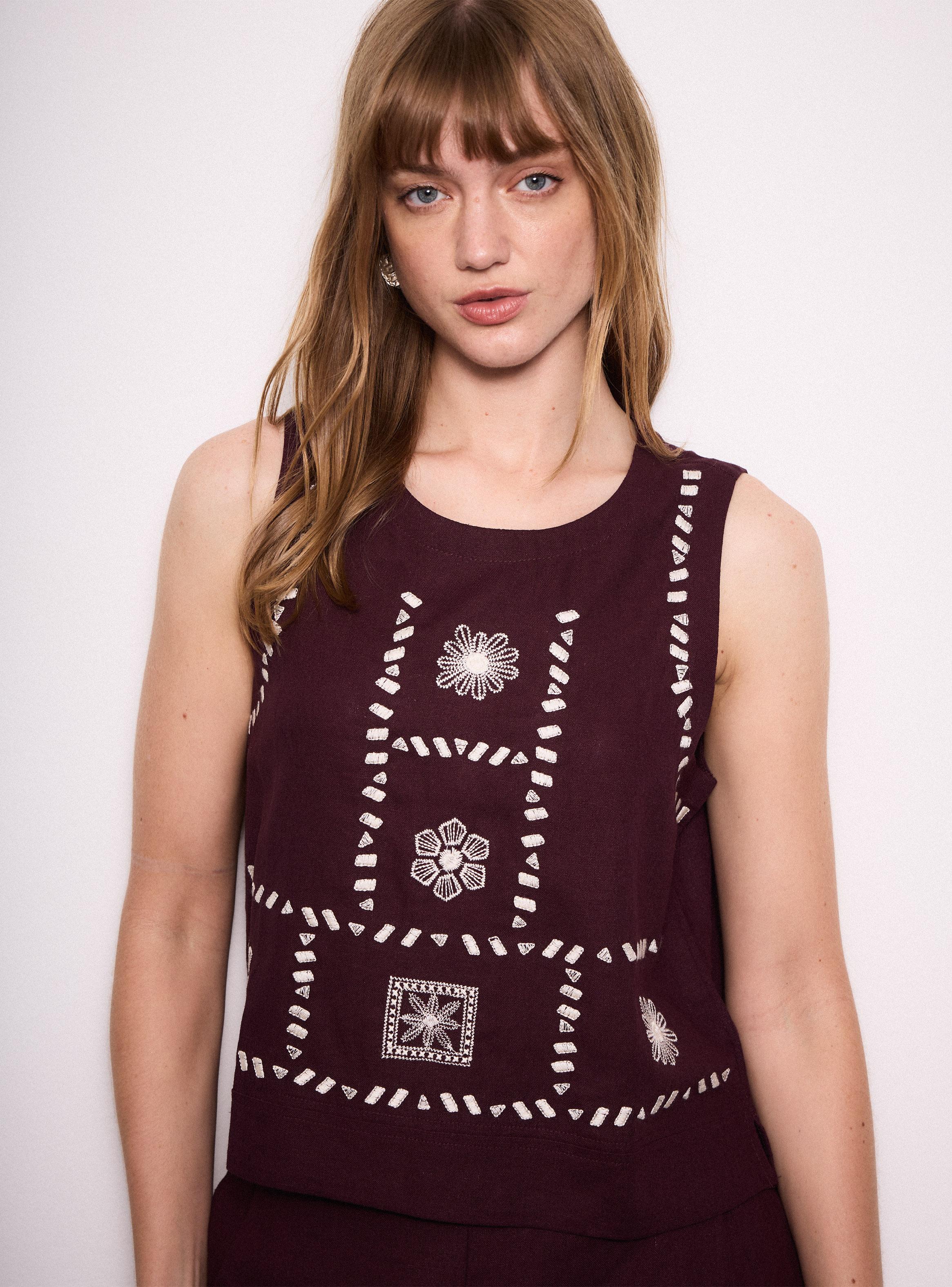 Blusa con Bordado Frontal y Botón en Espalda-2