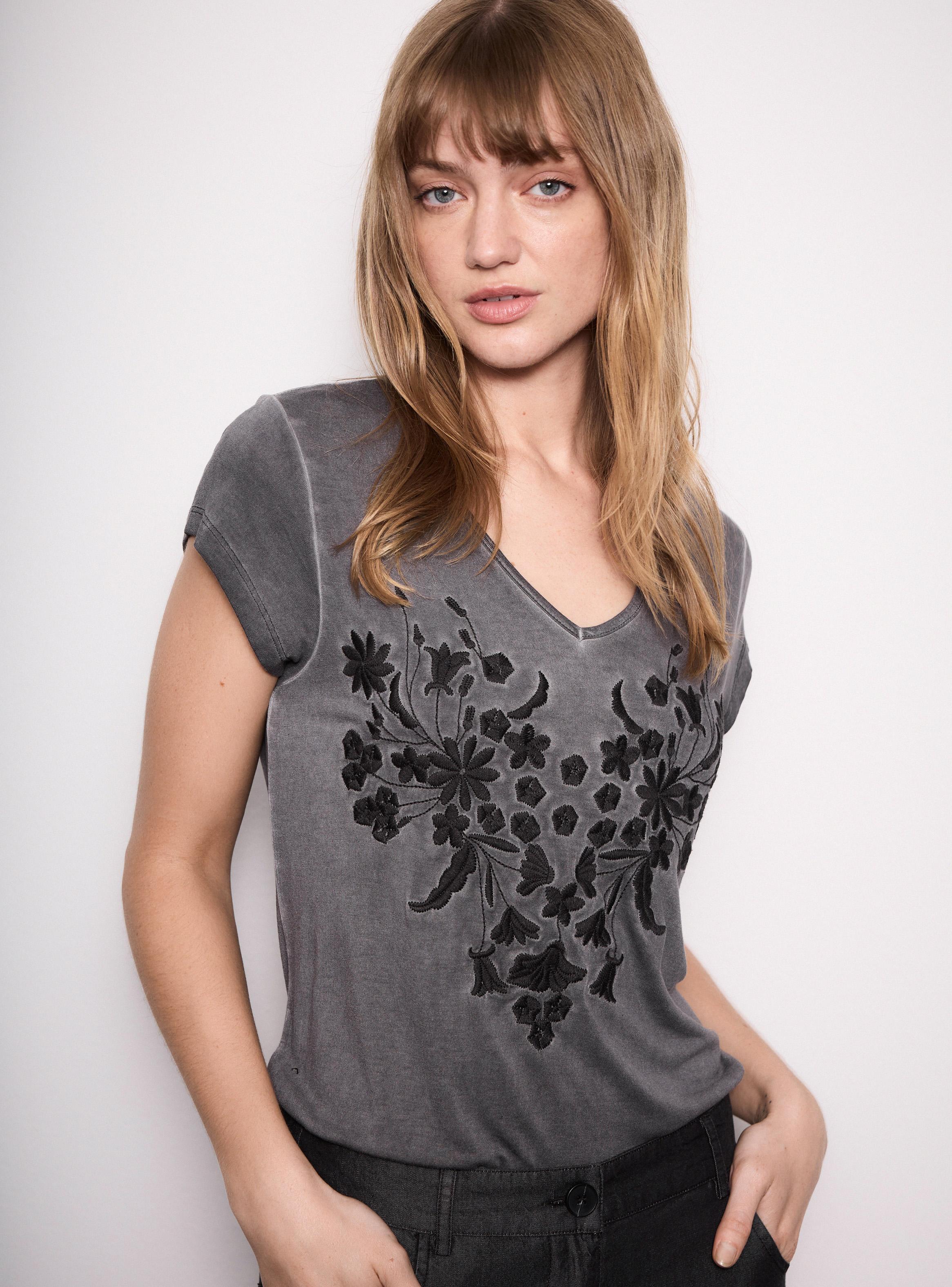 Polera con Bordado de Flores y Dirty Wash-2
