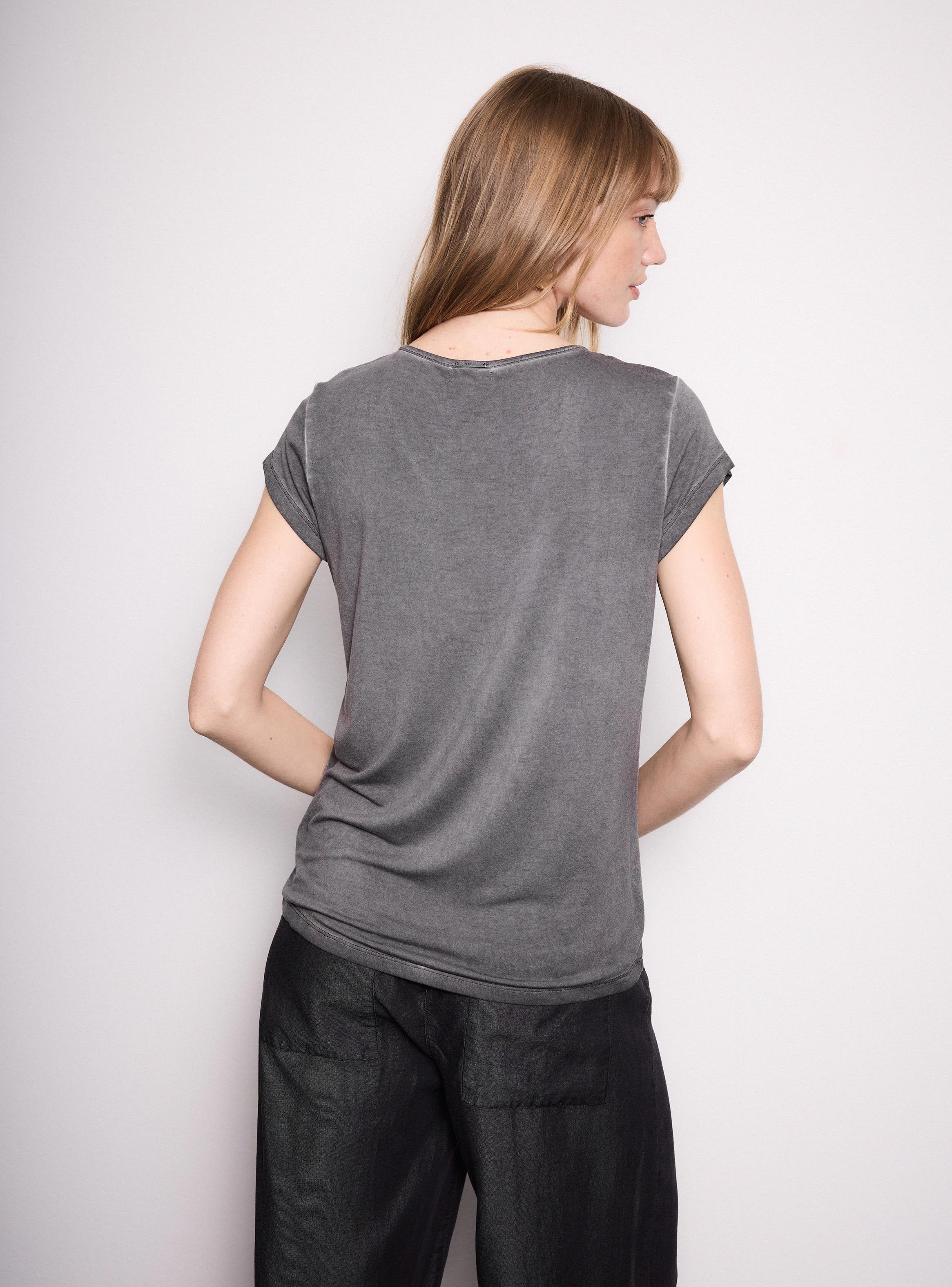 Polera con Bordado de Flores y Dirty Wash-1
