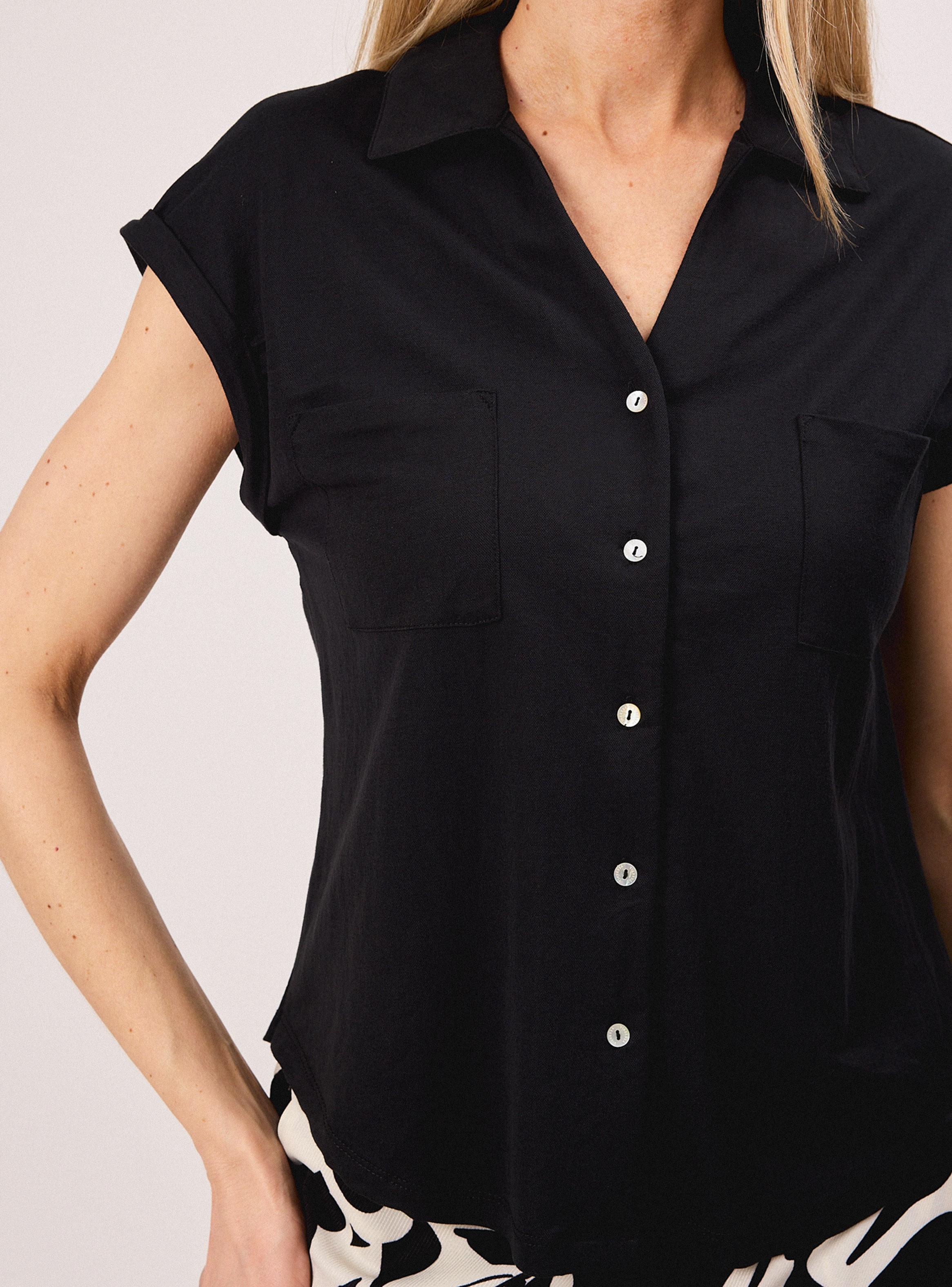Polera Manga Corta Cuello Camisero Botones y Bolsillo-3