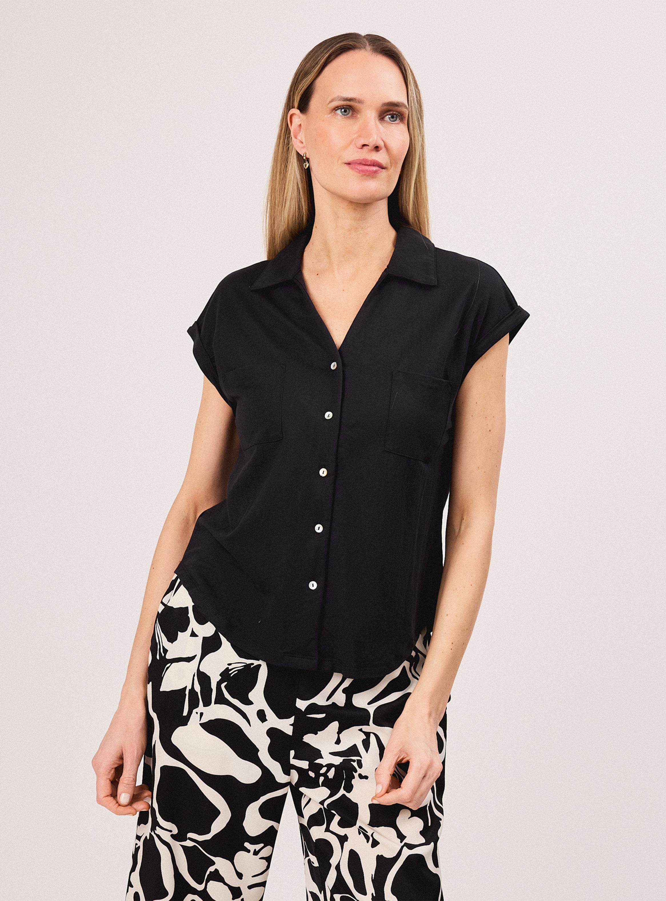 Polera Manga Corta Cuello Camisero Botones y Bolsillo-0