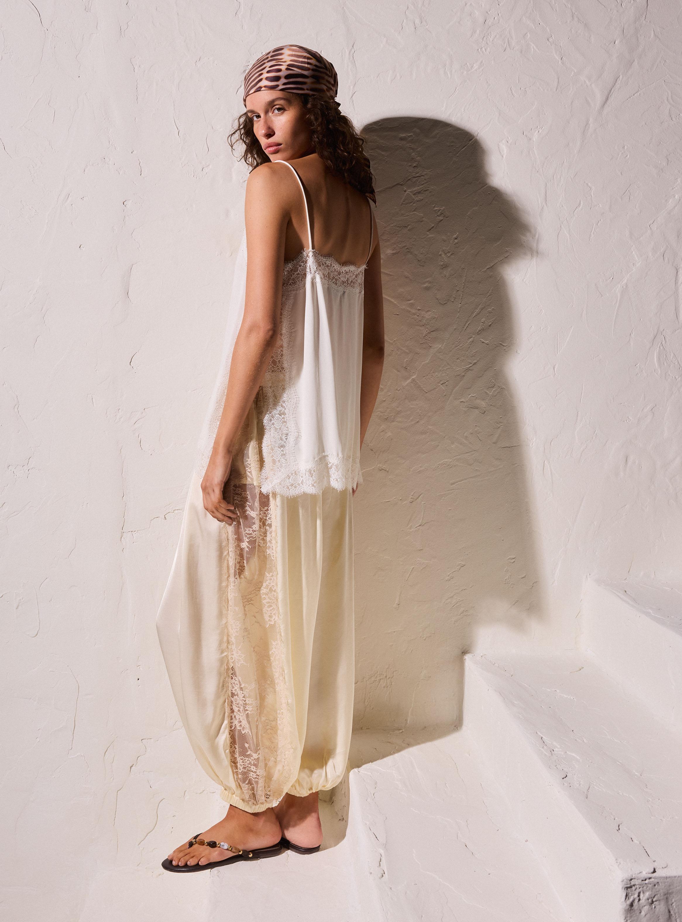 Blusa Lencero Encaje Escote V Colección María Pombo-5