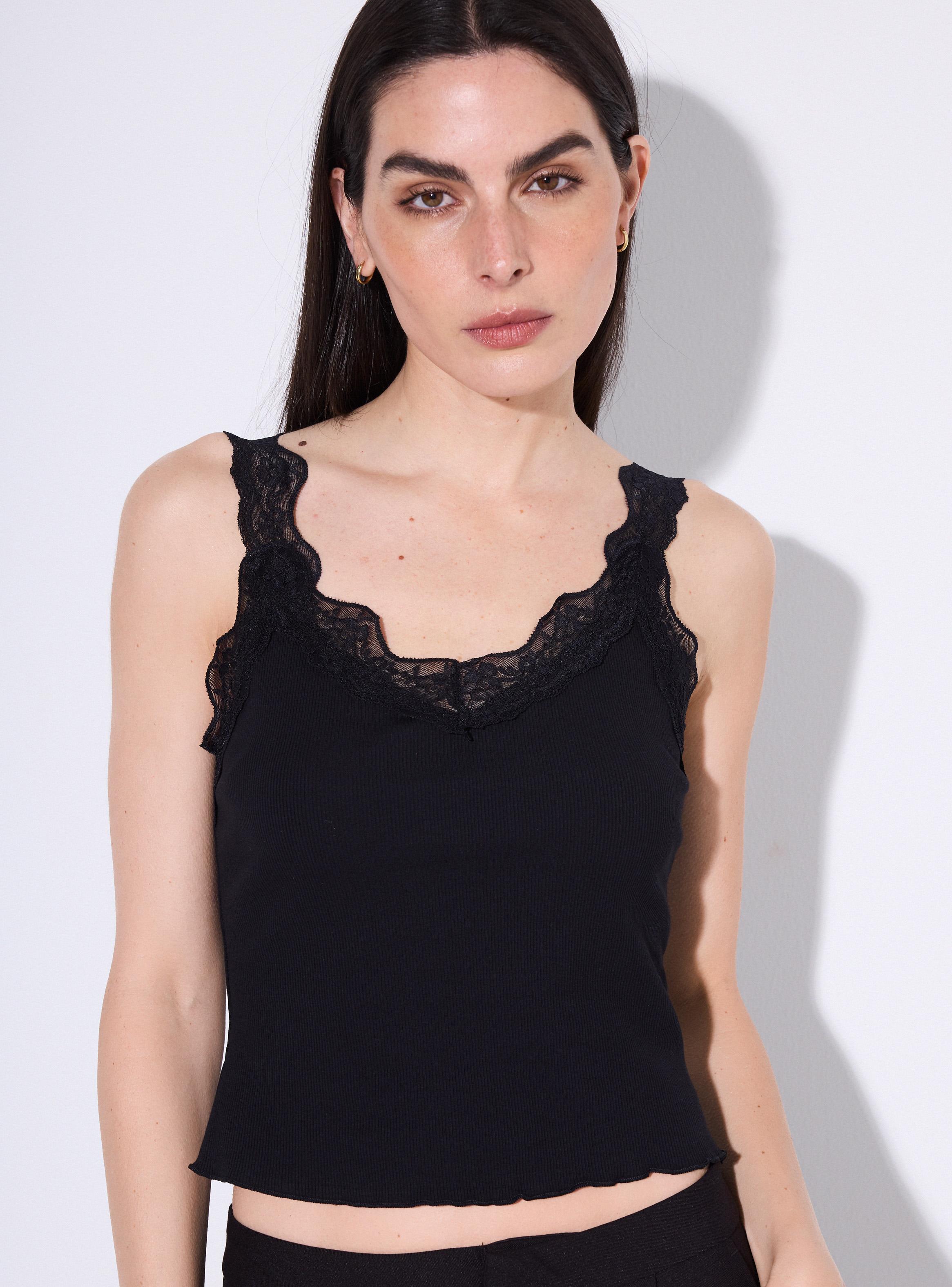 Polera Escote V Acanalado con Tirantes y Detalles de Encaje-2