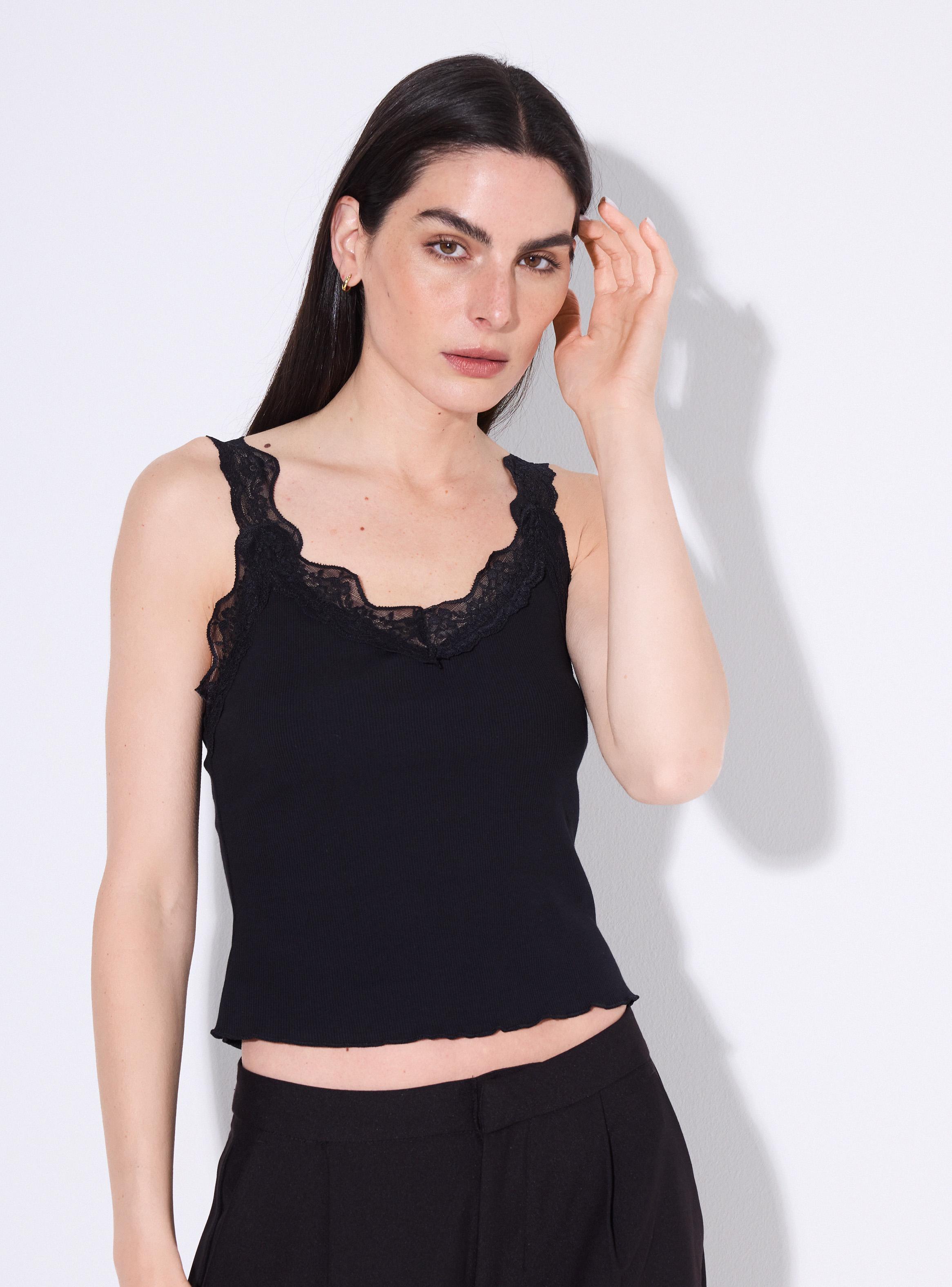 Polera Escote V Acanalado con Tirantes y Detalles de Encaje-0