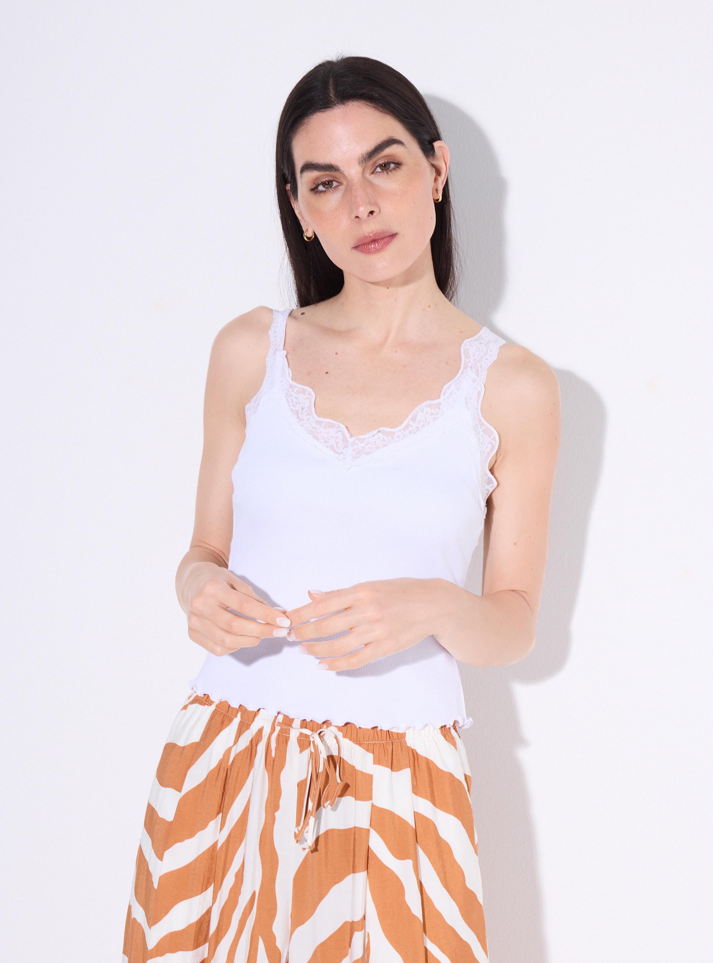 Polera Escote V Acanalado con Tirantes y Detalles de Encaje-0
