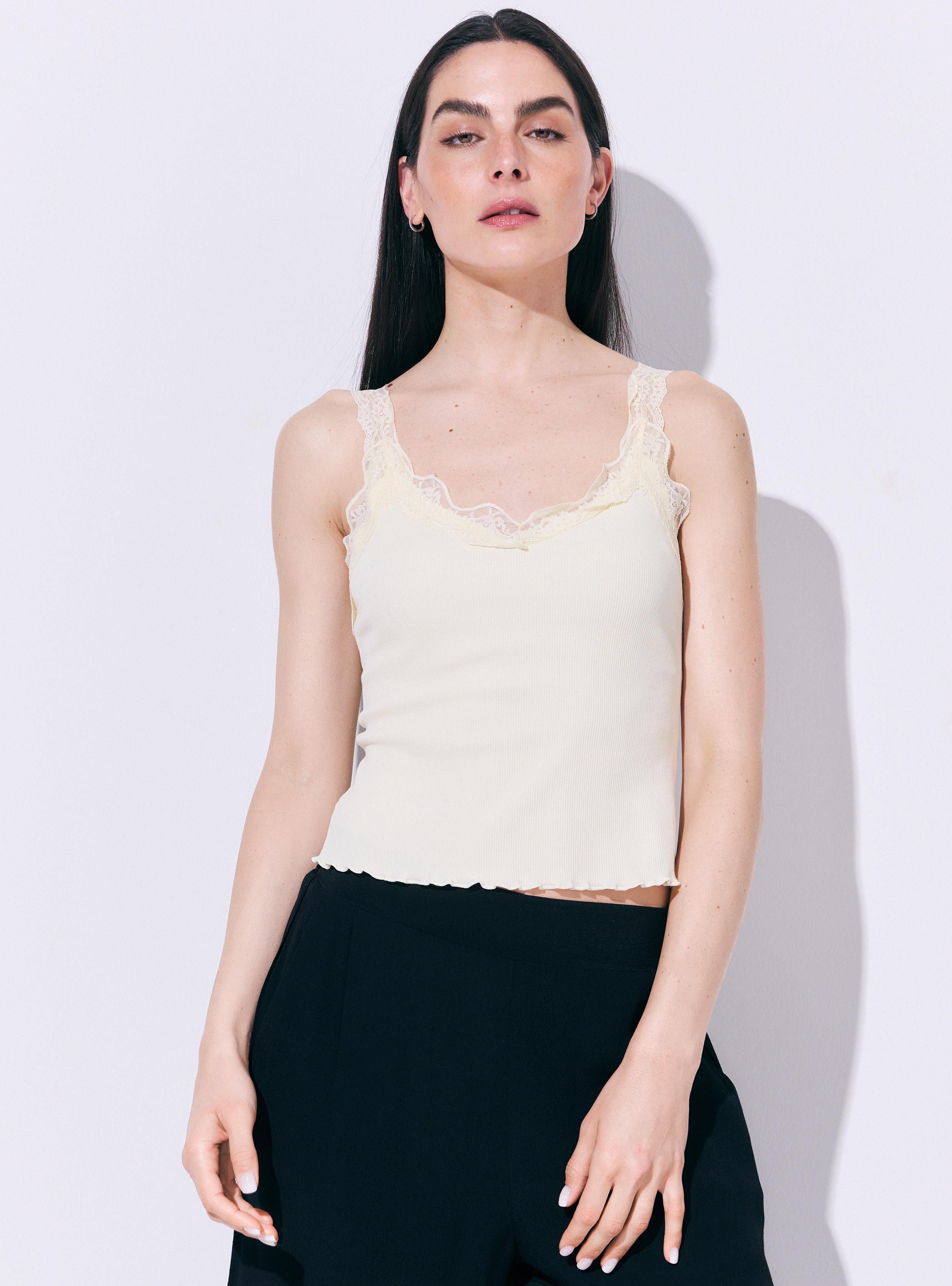 Polera Escote V Acanalado con Tirantes y Detalles de Encaje-0