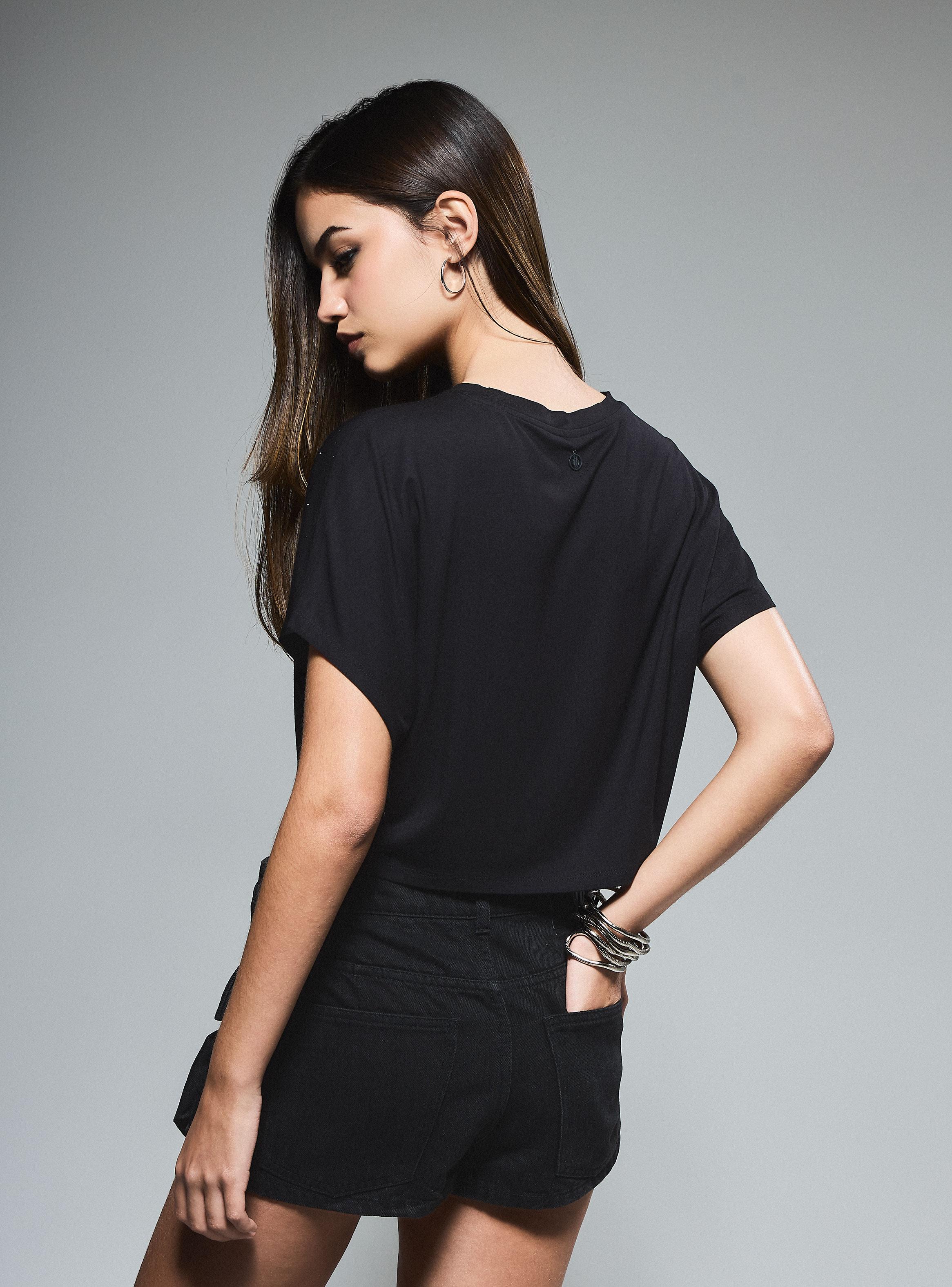 Polera Ancha Crop Mangas Angelito con Líneas de Strass​-1