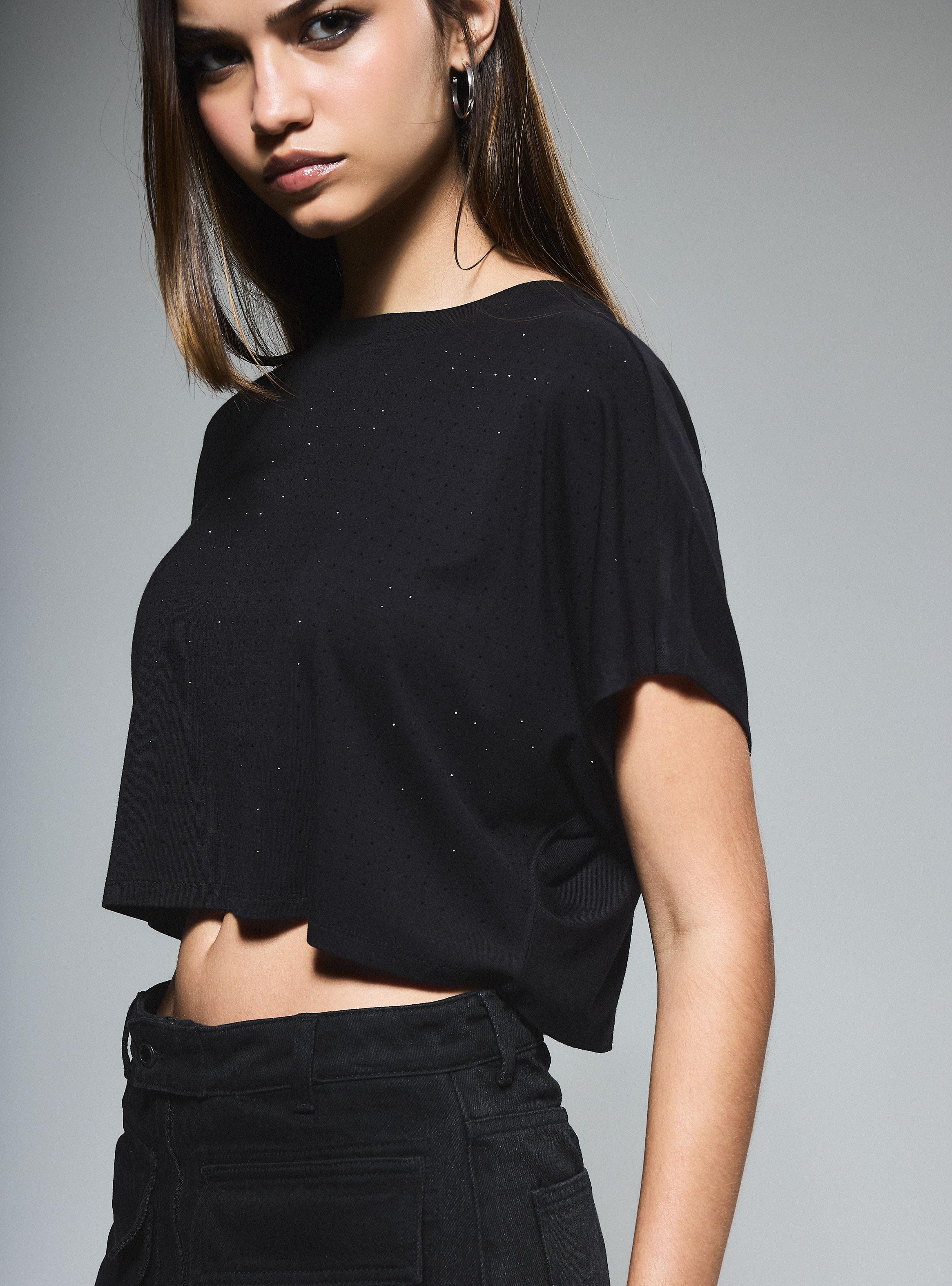 Polera Ancha Crop Mangas Angelito con Líneas de Strass​-2