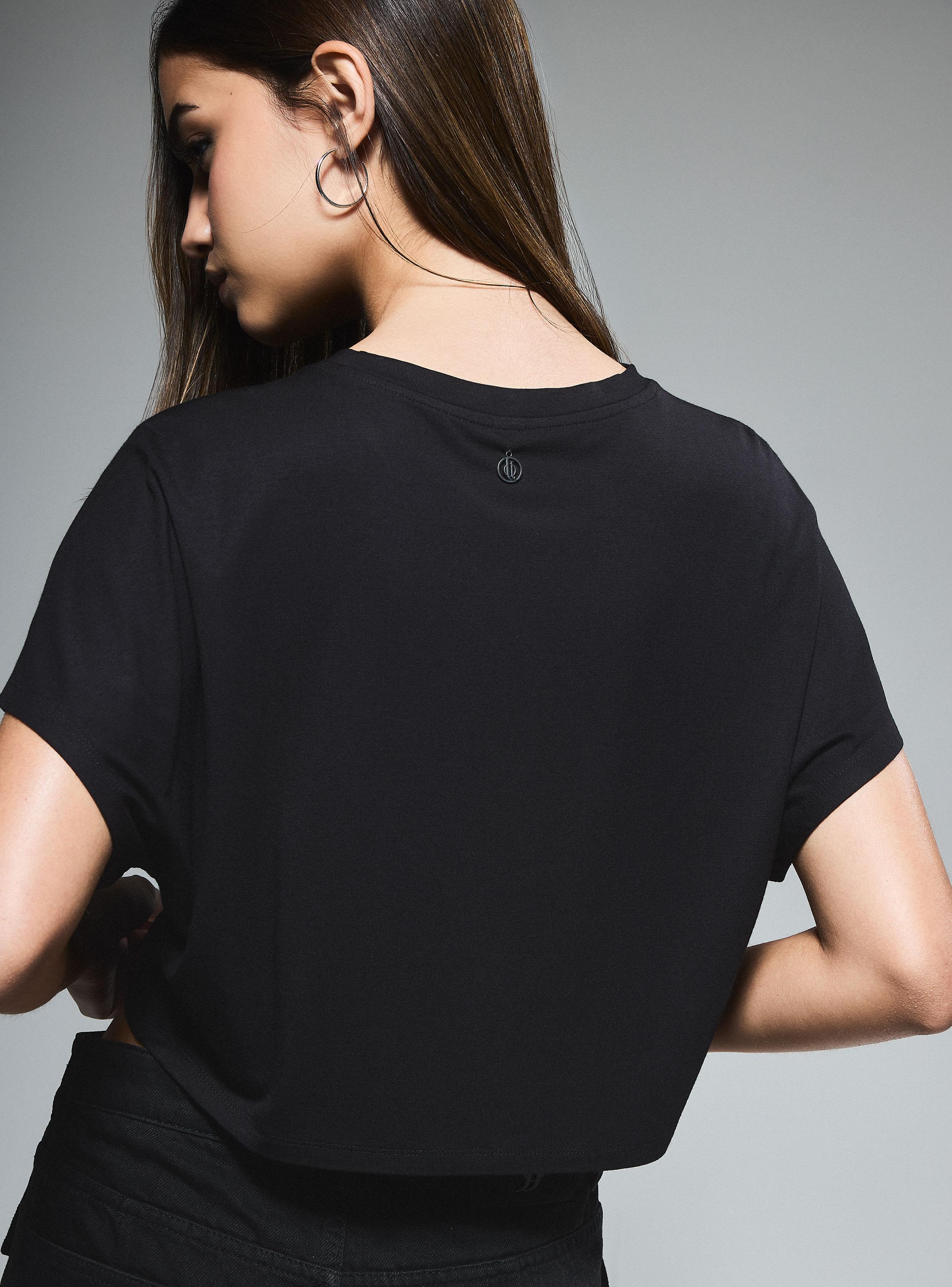 Polera Ancha Crop Mangas Angelito con Líneas de Strass​-3