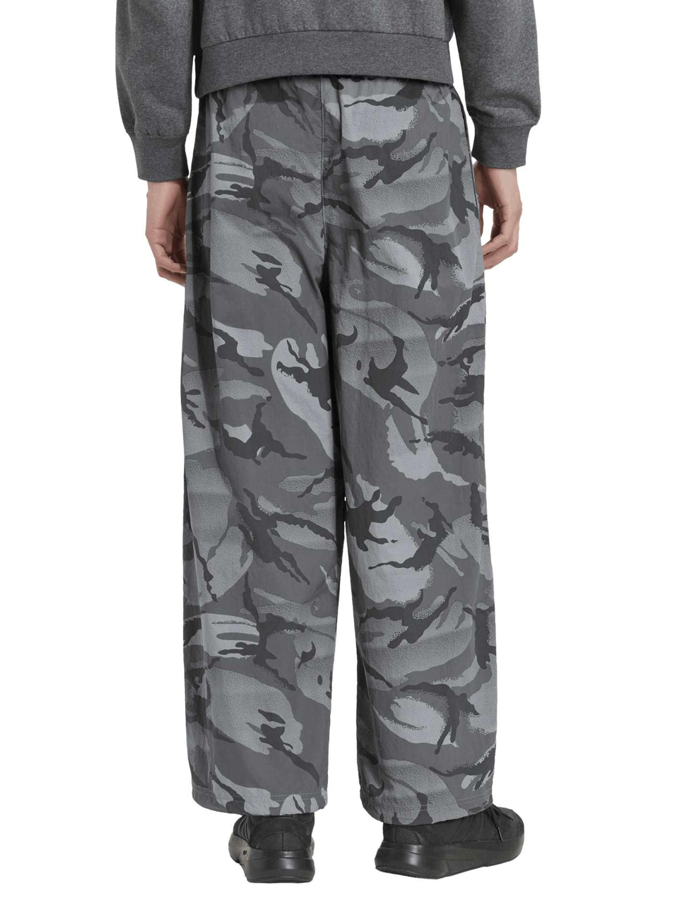 Pantalón Seasonal Essentials Camo Woven Parachute-1