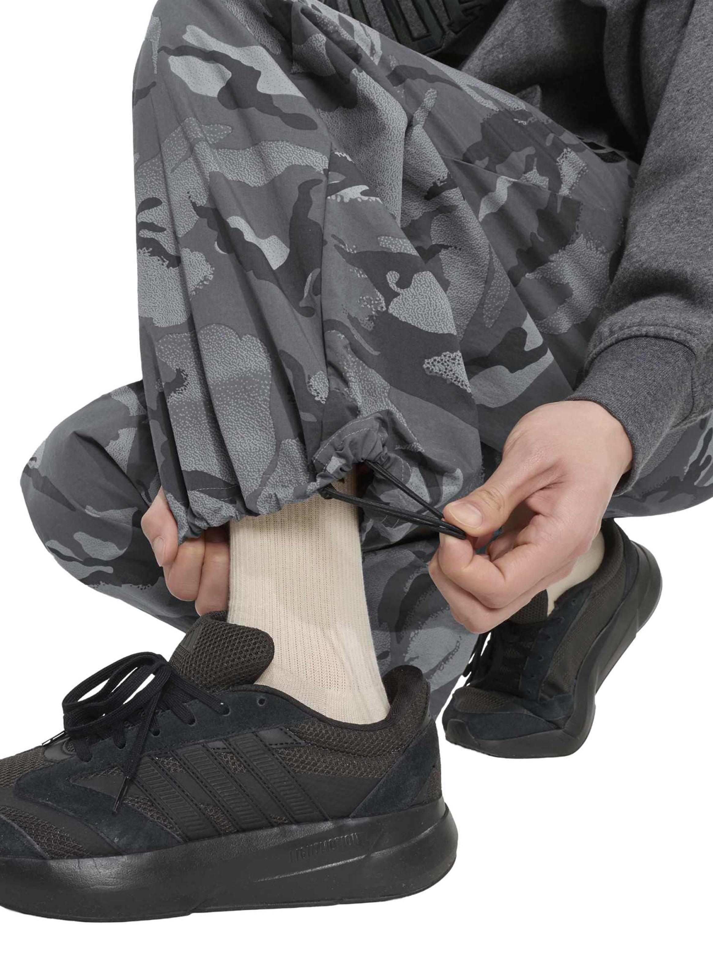 Pantalón Seasonal Essentials Camo Woven Parachute-3