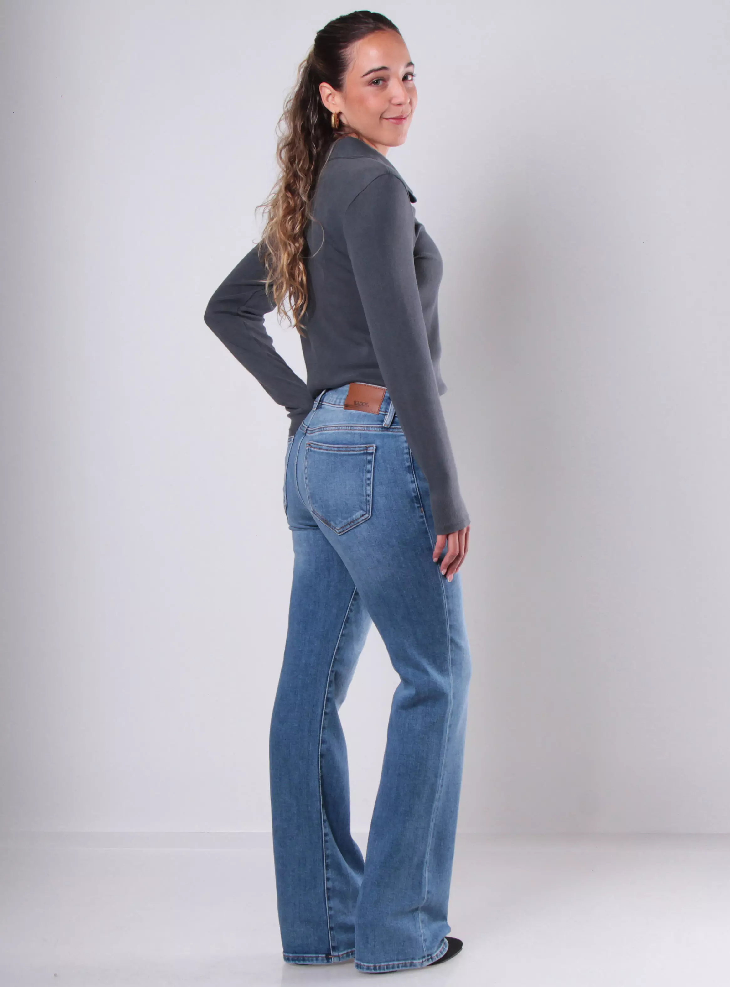 Jeans Flare Tiro Bajo Pretina Básica 1 Botón Ryan-4