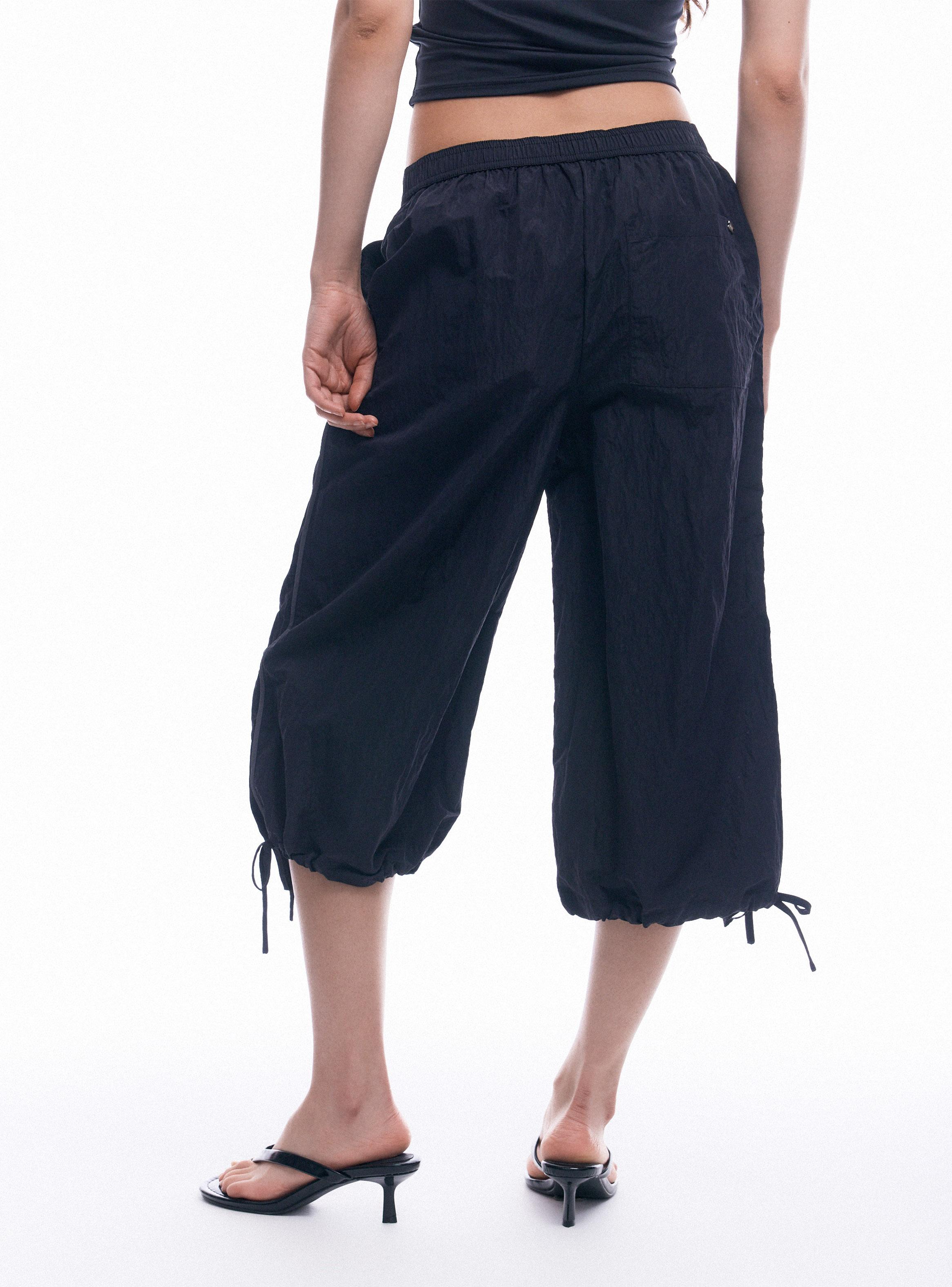 Pantalón Tipo Capri con Amarra y Detalle en Costado-1