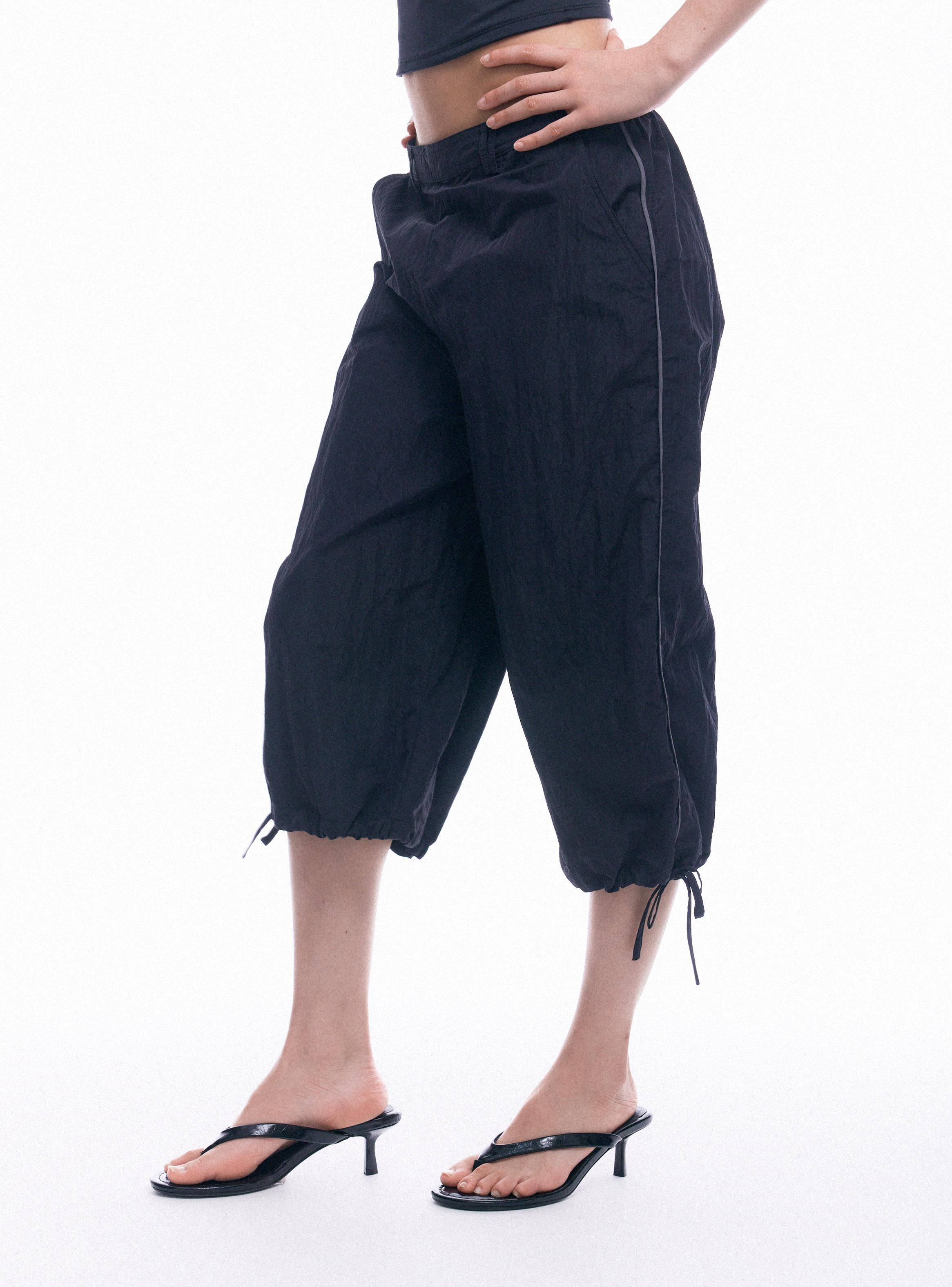 Pantalón Tipo Capri con Amarra y Detalle en Costado-0